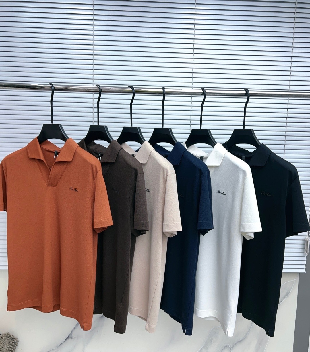 NO:902718,.【LP】Fashionable and simple short-sleeved T-shirt. It is famous for its simple and delicate design and high-quality details. It is perfectly cut and marked with the latest British hanging point thread technology. It is even more perfect. The materials are meticulous and suitable for any occasion. It feels excellent, comfortable and breathable! It is the choice of men who pay attention to practicality and quality. The quality of the original order is synchronized with the official website [strong]. New models are on the market. Sold immediately. There is a large stock [handshake] 174 140 pounds wearing size L Can wear up to 200 pounds! M-4XL.,,loro piana,T-shirt,tees,t-shirt,19860909.【 LP】 时尚简约 短袖T恤 简洁细腻的设计和高质细节而闻名,裁剪完美,后标最新英国吊点线技术,更加完美,用料一丝不苟,适合任何场合, 手感极佳 舒服又透气! 是注重实用和品质的男士的选择.原單品質 官網同步[强].新款上市 即转即卖 有大货[握手] 174 140斤穿L码 最大可以穿200斤！M-4XL.,,loro piana,T-shirt,tees，t-shirt,,Men's clothing
