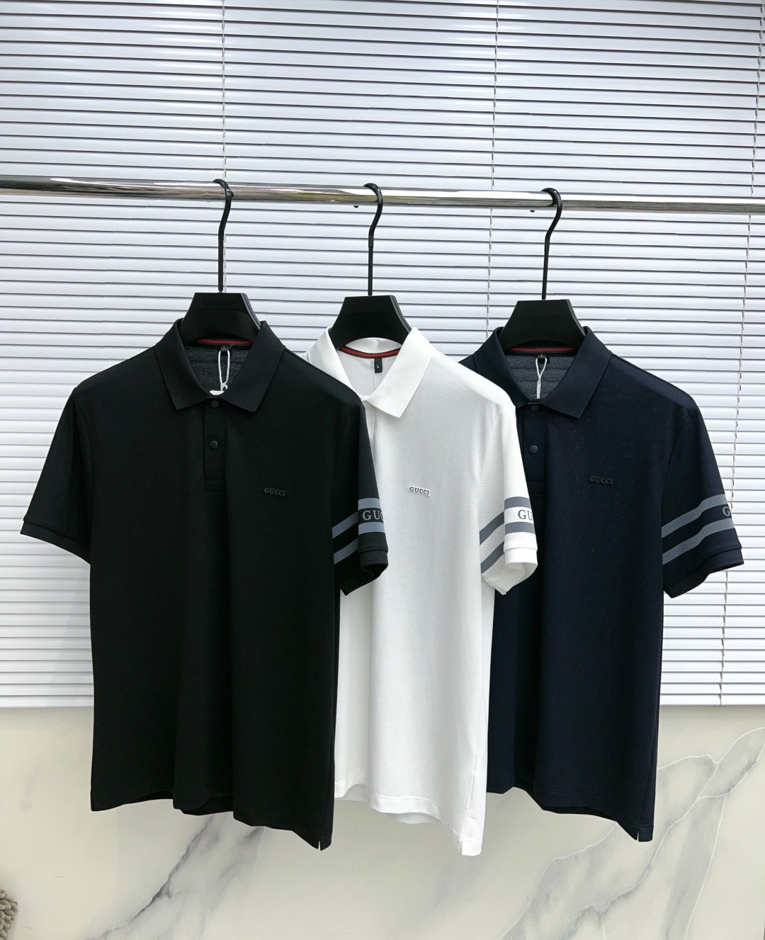 NO:902726,.[Gucci] Stylish and simple short-sleeved T-shirt, famous for its simple and delicate design and high-quality details, perfectly cut, with the latest British hanging point thread technology on the back, even more perfect, meticulous materials, suitable for any occasion, excellent hand feel, comfortable and breathable! It is the choice of men who pay attention to practicality and quality. Original order quality, official website synchronization [strong]. New models are on the market, sold immediately, large quantities are available [handshake] 174 140 pounds, wearing size L Can wear up to 200 pounds! M-4XL.,,gucci,T-shirt,tees,t-shirt,19860909.【 古驰】 时尚简约 短袖T恤 简洁细腻的设计和高质细节而闻名,裁剪完美,后标最新英国吊点线技术,更加完美,用料一丝不苟,适合任何场合, 手感极佳 舒服又透气! 是注重实用和品质的男士的选择.原單品質 官網同步[强].新款上市 即转即卖 有大货[握手] 174 140斤穿L码 最大可以穿200斤！M-4XL.,,gucci,T-shirt,tees，t-shirt,,Men's clothing