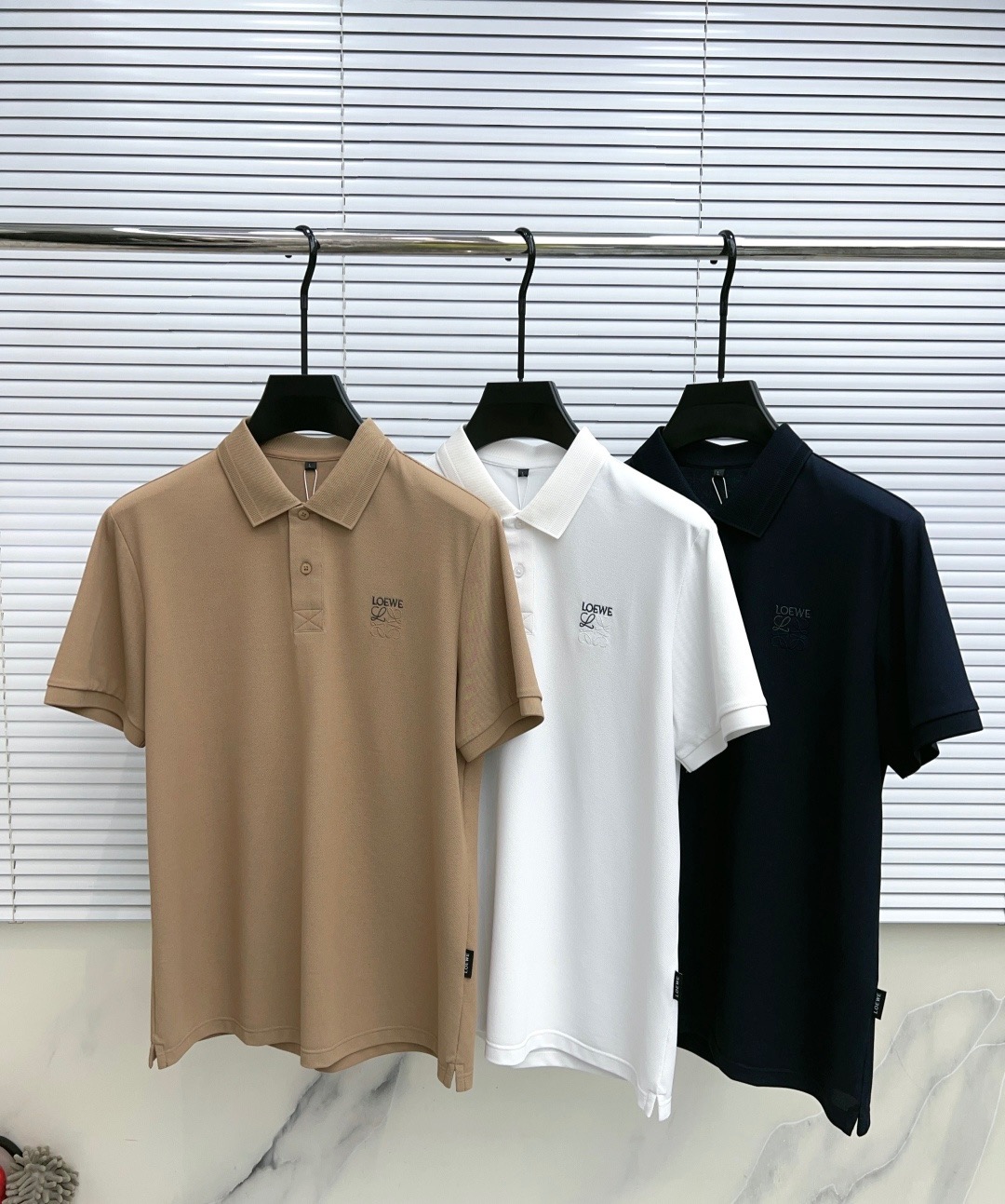 NO:902733,.[Loewe] Stylish and simple short-sleeved T-shirt. It is famous for its simple and delicate design and high-quality details. It is perfectly cut and marked with the latest British hanging point thread technology. It is even more perfect. The materials are meticulous and suitable for any occasion. It feels excellent, comfortable and breathable! It is the choice of men who pay attention to practicality and quality. The original quality is synchronized with the official website [strong]. New models are on the market and sold immediately. There is a large stock [handshake] 174 140 pounds wearing size L Can wear up to 200 pounds! M-4XL.,,loewe,T-shirt,tees,t-shirt,19860909.【 罗意威】 时尚简约 短袖T恤 简洁细腻的设计和高质细节而闻名,裁剪完美,后标最新英国吊点线技术,更加完美,用料一丝不苟,适合任何场合, 手感极佳 舒服又透气! 是注重实用和品质的男士的选择.原單品質 官網同步[强].新款上市 即转即卖 有大货[握手] 174 140斤穿L码 最大可以穿200斤！M-4XL.,,loewe,T-shirt,tees，t-shirt,,Men's clothing