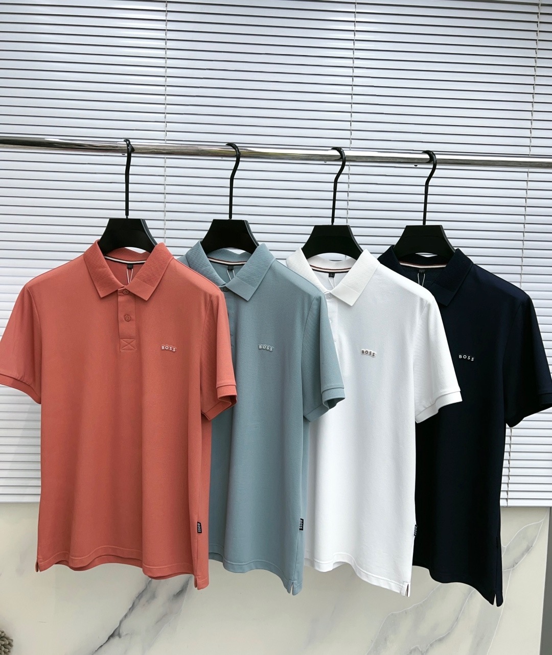NO:902740,.【BOSS】Fashionable and simple short-sleeved T-shirt. It is famous for its simple and delicate design and high-quality details. It is perfectly cut and marked with the latest British hanging point thread technology. It is more perfect and the materials are meticulous. It is suitable for any occasion. It feels excellent, comfortable and breathable! It is the choice of men who pay attention to practicality and quality. The quality of the original order is synchronized with the official website [strong]. New models are on the market. Sold instantly. There is a large stock [handshake] 174 140 pounds wearing size L Can wear up to 200 pounds! M-4XL.,,T-shirt,tees,t-shirt,19860909.【 BOSS】 时尚简约 短袖T恤 简洁细腻的设计和高质细节而闻名,裁剪完美,后标最新英国吊点线技术,更加完美,用料一丝不苟,适合任何场合, 手感极佳 舒服又透气! 是注重实用和品质的男士的选择.原單品質 官網同步[强].新款上市 即转即卖 有大货[握手] 174 140斤穿L码 最大可以穿200斤！M-4XL.,,T-shirt,tees，t-shirt,,Men's clothing