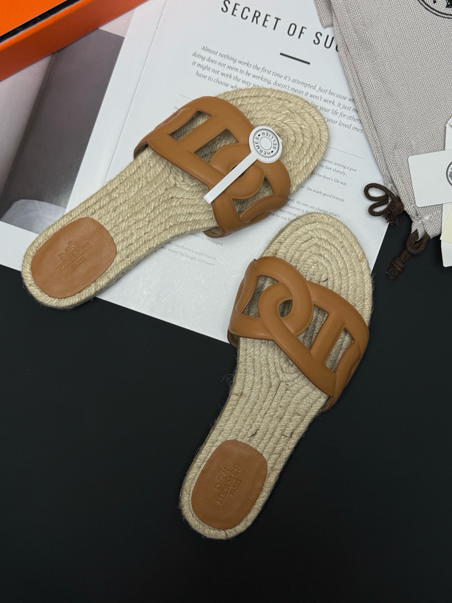 Hermès 最新H拖爱马仕猪鼻子草编平底拖鞋