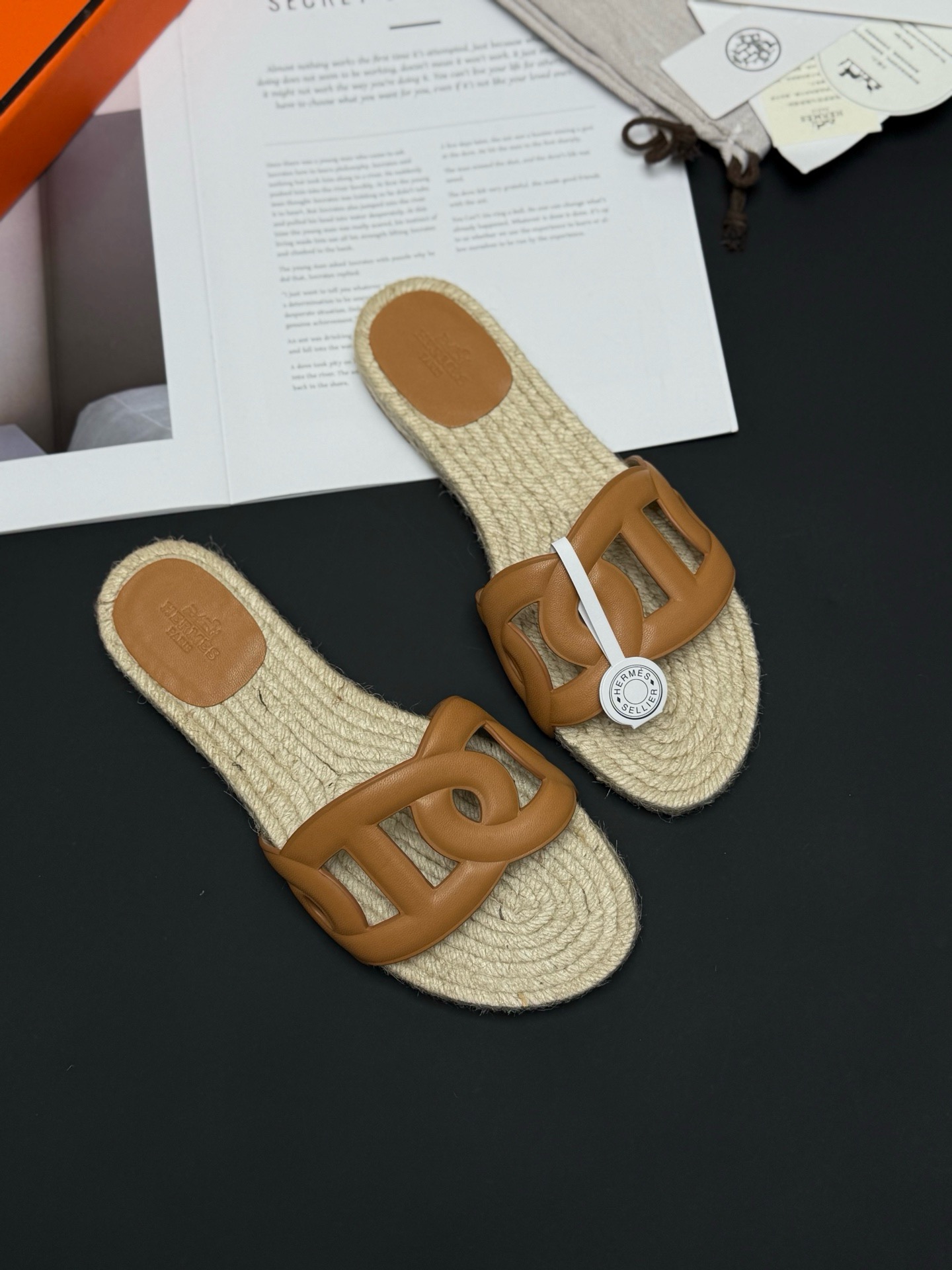 Hermès 最新H拖爱马仕猪鼻子草编平底拖鞋