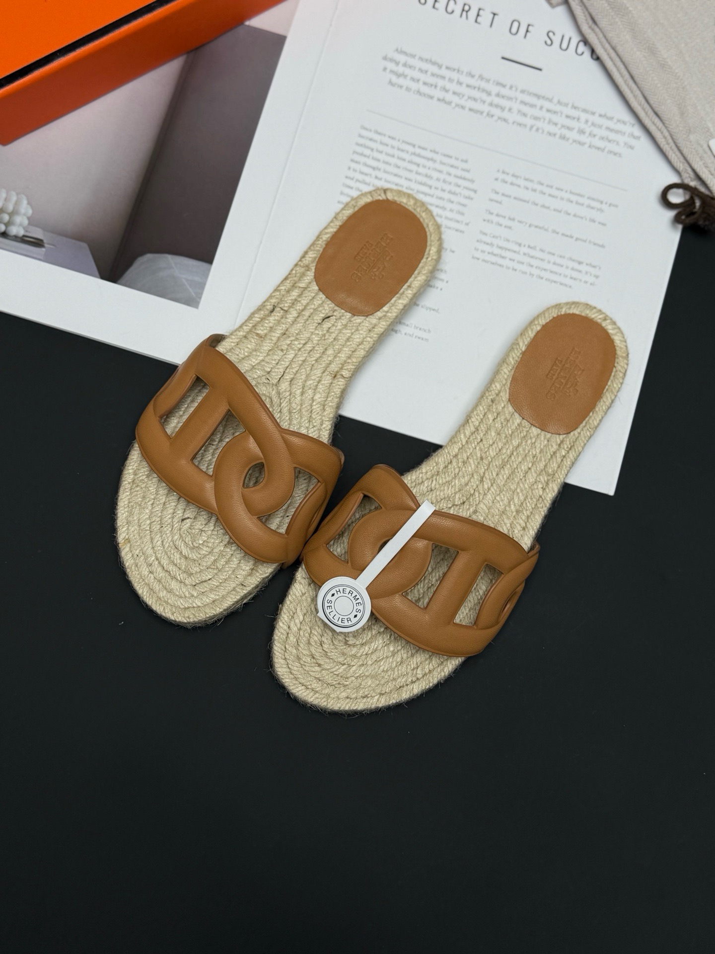 Hermès 最新H拖爱马仕猪鼻子草编平底拖鞋