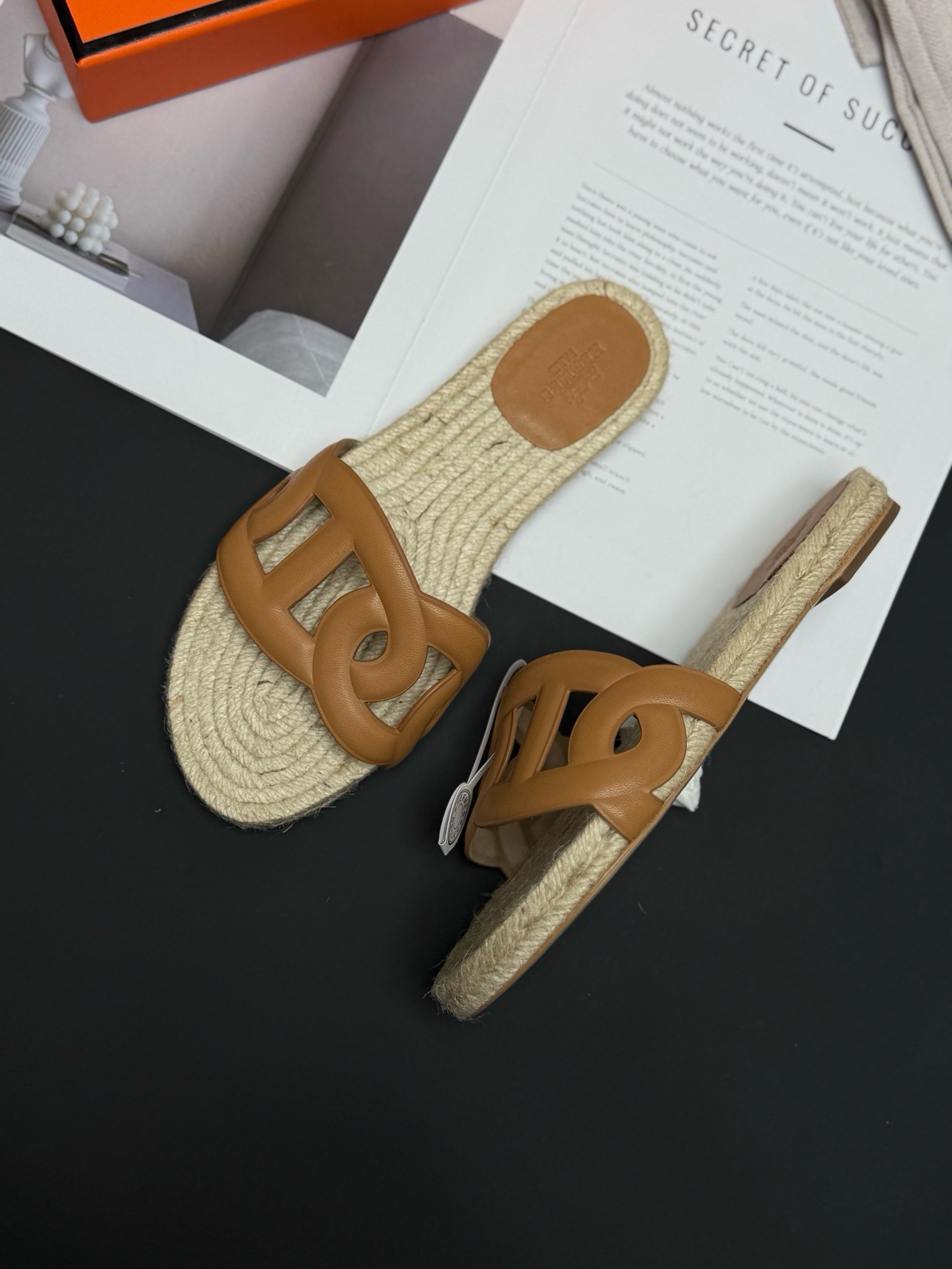 Hermès 最新H拖爱马仕猪鼻子草编平底拖鞋