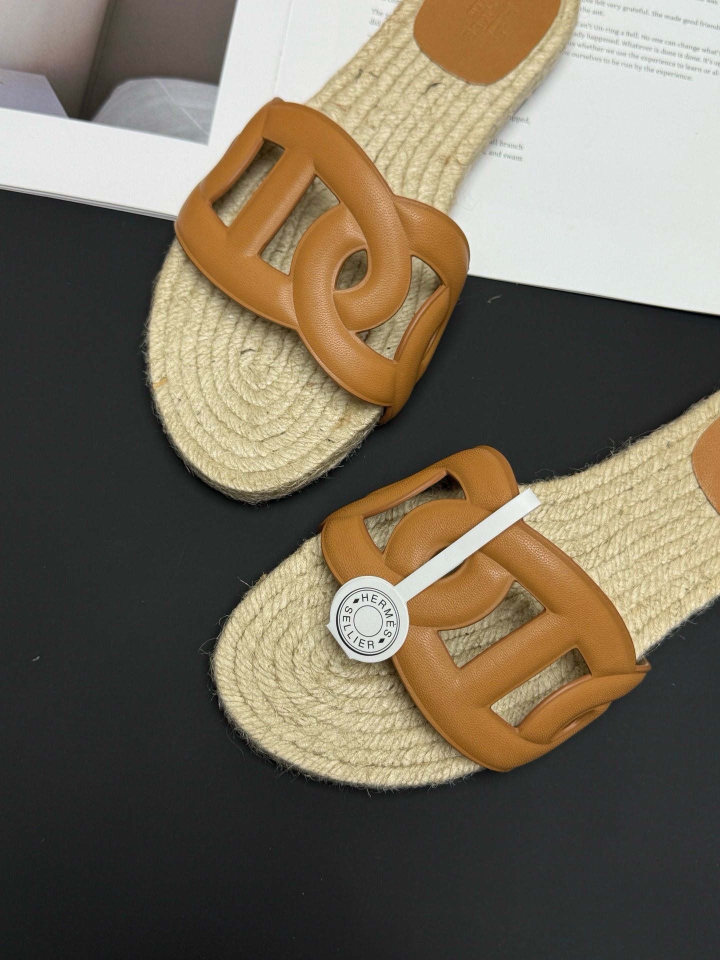 Hermès 最新H拖爱马仕猪鼻子草编平底拖鞋