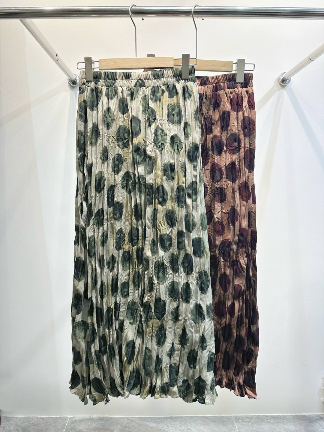 NO:318983,New products for early spring are on the market [celebrating] [celebrating] [celebrating] elastic waist big hem skirt craft wrinkled new products big polka dot fabric The fabric is refreshing and comfortable, and the universal model is inclusive [strong] Green, Encore Red, SMLXL,,, skirts, alexander wang19860909早春新品上市[庆祝][庆祝][庆祝]松紧腰大摆裙 工艺压皱新品大波点面料 面料清爽舒适,万能款包容性强[强] 绿色,安可拉红 ,码数SMLXL,,,skirts,alexander wang,Women's clothing