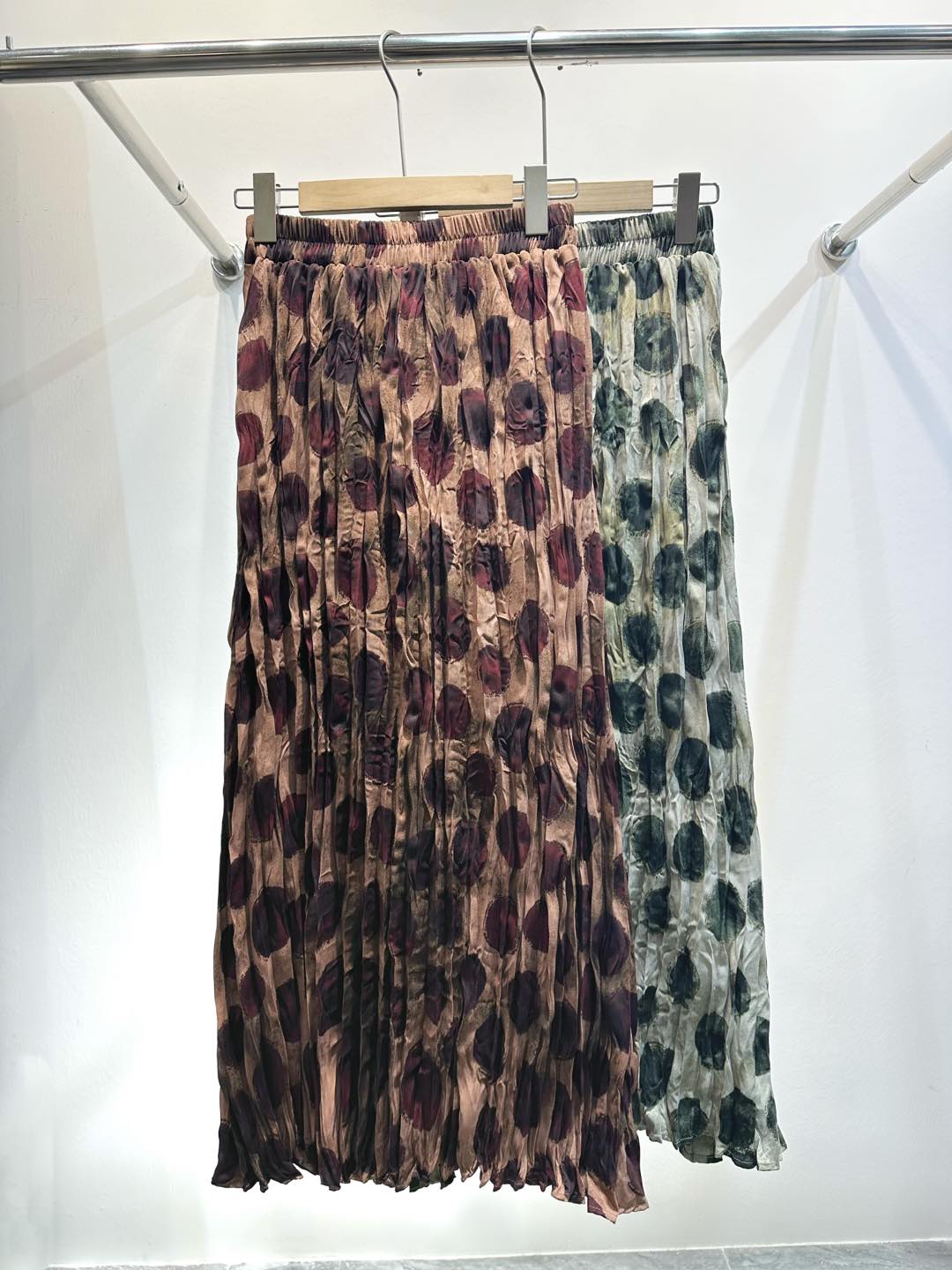 NO:319006,New products for early spring are on the market [celebrating] [celebrating] [celebrating] elastic waist big hem skirt craft wrinkled new products big polka dot fabric The fabric is refreshing and comfortable, and the universal model is inclusive [strong] Green, Encore Red, SMLXL,,, skirts, alexander wang19860909早春新品上市[庆祝][庆祝][庆祝]松紧腰大摆裙 工艺压皱新品大波点面料 面料清爽舒适,万能款包容性强[强] 绿色,安可拉红 ,码数SMLXL,,,skirts,alexander wang,Women's clothing