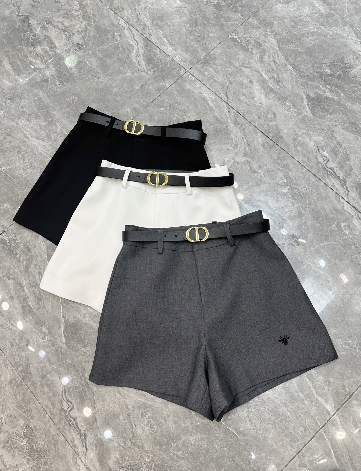 NO:319903,New spring and summer new styles, new suit fabric shorts, the style is good, basic and versatile, Little Bee classic embroidery, paired with CD custom belt, exquisite and beautiful [Strong][Strong] Gray black White SMLXL,, shorts, business suit, alexander wang19860909春夏新款上新 新款西装面料短裤 版型版正型好 基础百搭款 小蜜蜂经典刺绣 配上CD定制腰带 精致又好看[强][强] 灰色黑色 白色SMLXL,,shorts,business suit,alexander wang,Women's clothing