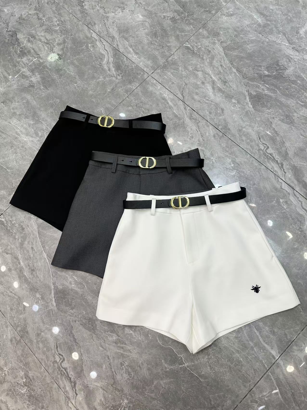 NO:319899,New spring and summer new styles, new suit fabric shorts, the style is good, basic and versatile, Little Bee classic embroidery, paired with CD custom belt, exquisite and beautiful [Strong][Strong] Gray black White SMLXL,, shorts, business suit, alexander wang19860909春夏新款上新 新款西装面料短裤 版型版正型好 基础百搭款 小蜜蜂经典刺绣 配上CD定制腰带 精致又好看[强][强] 灰色黑色 白色SMLXL,,shorts,business suit,alexander wang,Women's clothing