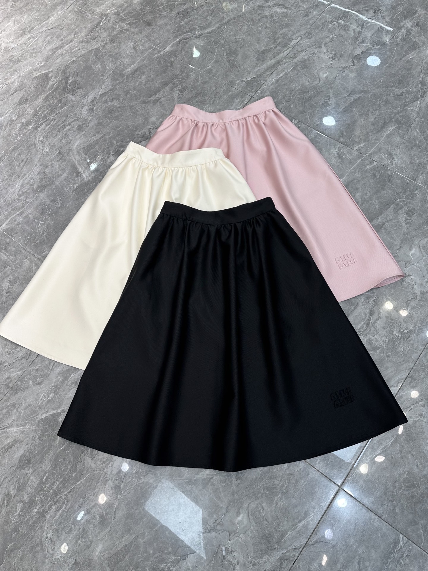 NO:319054,Spring and summer French new skirt [Love] [Love] Miu's classic letter embroidered French skirt elegant and intellectual. The medium-length length is very friendly to small people [Strong] [Strong] silk wool fabric has a shiny feel, high-end fabric, high cost performance and worth having!  pink off-white, miumiu skirts, alexander wang19860909春夏款法式新款半裙[爱心][爱心] Miu家经典字母刺绣法式半裙 优雅知性 中长长度对小个子非常友好[强][强]丝毛面料有光泽感,面料高级,性价比高值得拥有！粉色 米白色,,miumiu,skirts,alexander wang,Women's clothing