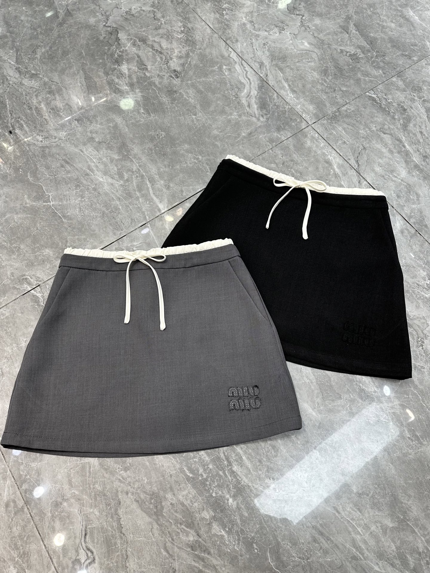 NO:319023,New Miu skirts in spring and summer are new [Fu][Fu] Latest popular elements White lace drawstring splicing on waist Classic Miu letter embroidery A-line short skirt Sweet and fashionable Very refreshing and versatile Gray black SMLXL,,miumiu,skirts,alexander wang19860909春夏新款Miu系半裙上新[福][福] 最新流行元素 腰间白色花边抽绳拼接 经典Miu字母刺绣 A字小短裙 甜美时尚 非常清爽百搭 灰色黑色 SMLXL,,miumiu,skirts,alexander wang,Women's clothing