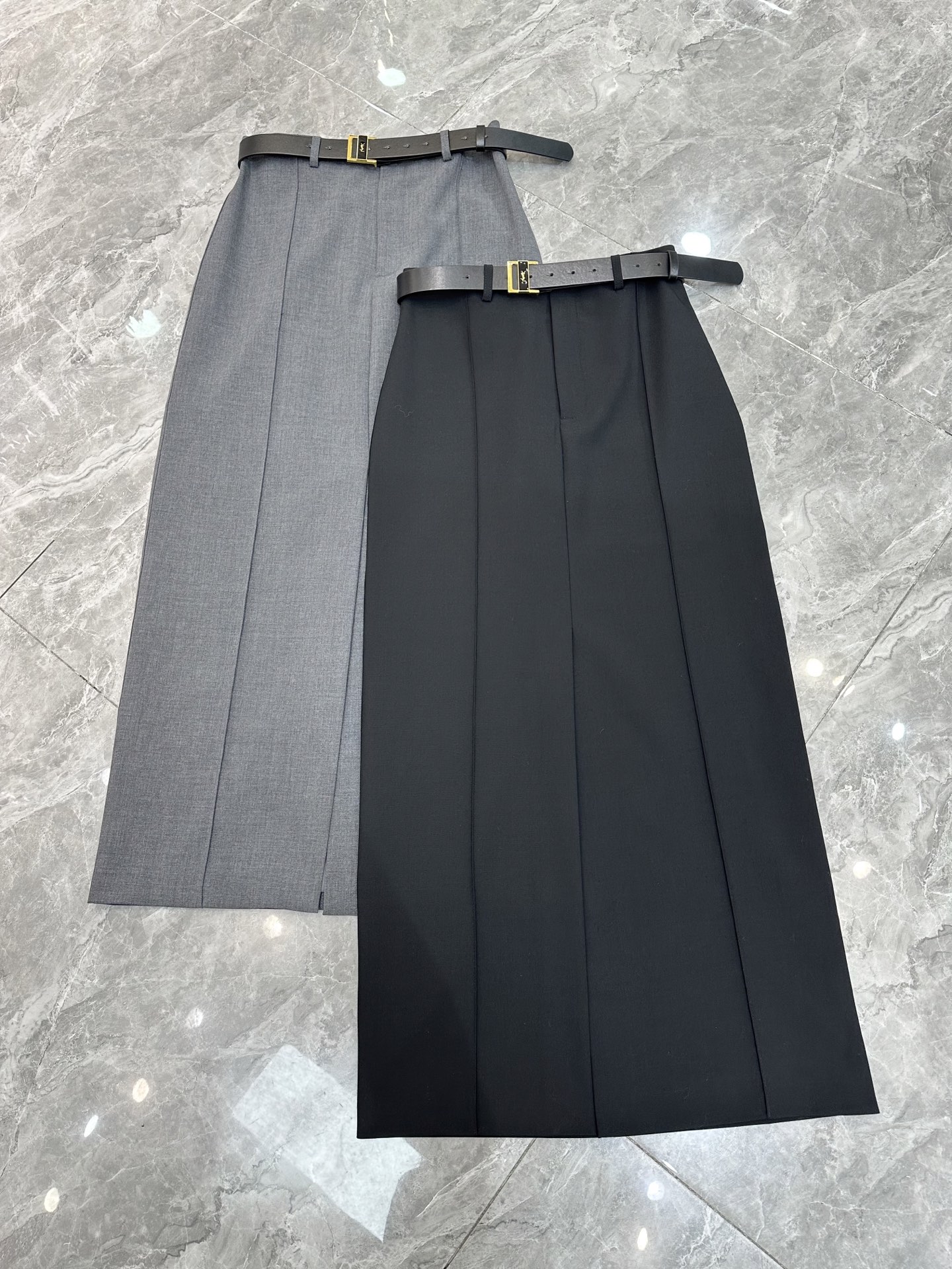 NO:319941,New spring and summer straight one-step skirt with new [fireworks] [fireworks] cool and cool style with a front slit design, fashion boutique, suit anti-wrinkle fabric, a must-have suit skirt, gray black SMLXL,, skirts, business suit, alexander wang19860909春夏新款直筒一步裙上新[烟花][烟花]又酷又飒的御姐风 前开衩设计 时尚精品 西装抗皱面料 必备的一款西装裙 灰色黑色 SMLXL,,skirts,business suit,alexander wang,Women's clothing