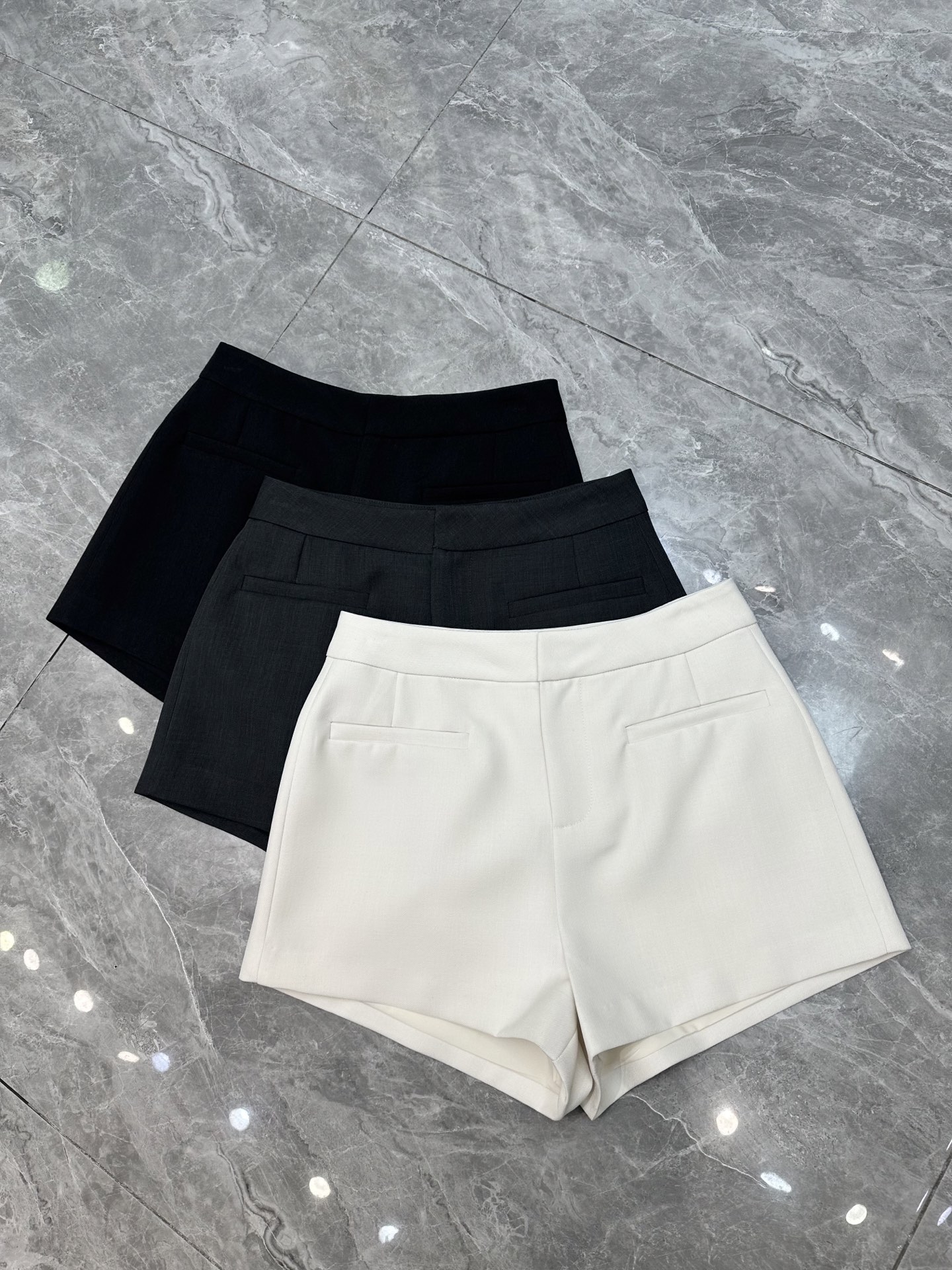 NO:319059,New spring and summer trousers, sausages, new [Wow][Wow] A very fashionable and versatile item with a very good style. There is no need to say more about the hot order, sales champion. Gray beige black. SMLXL, shorts, alexander wang.19860909春夏新款裤飒短裤上新[哇][哇]非常洋气版型很好的一款百搭单品 无需多说的补单爆款,销量冠军 灰色米白色黑色 SMLXL,,shorts,alexander wang,Women's clothing