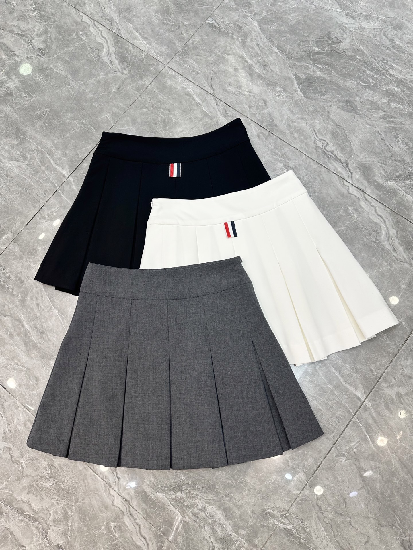 NO:319035,New spring and summer TB pleated skirt is new [celebrating] [celebrating] Super age-reducing classic versatile college style pleated skirt. The style is slimming. Super classic and beautiful [strong] [strong] White gray black SMLXL,, skirts, alexander wang19860909春夏新款TB百褶裙上新[庆祝][庆祝]超级减龄经典百搭学院风百褶裙 版型版正显瘦 超级经典好看[强][强]白色灰色黑色 SMLXL,,skirts,alexander wang,Women's clothing