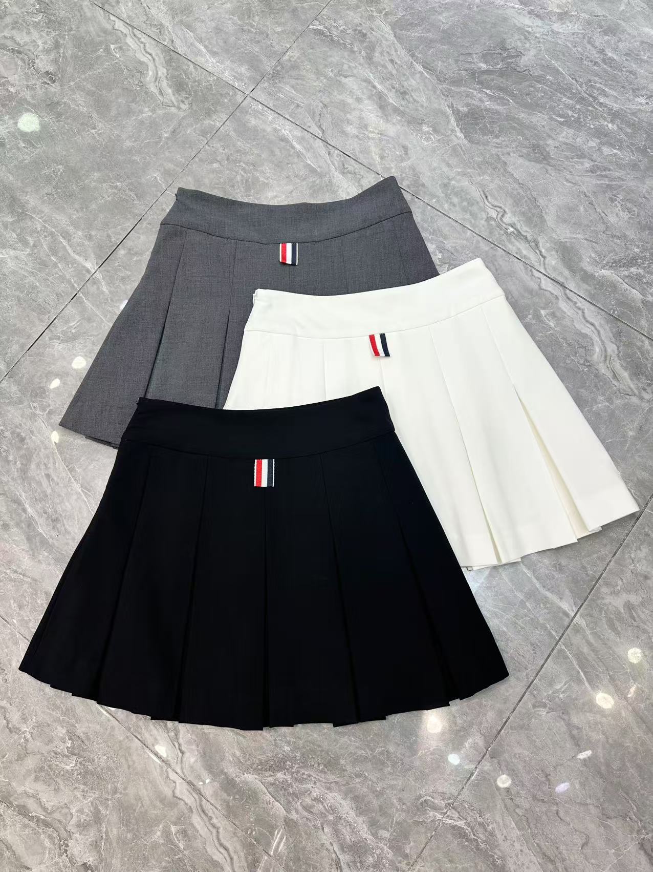 NO:319027,New spring and summer TB pleated skirt is new [celebrating] [celebrating] Super age-reducing classic versatile college style pleated skirt. The style is slimming. Super classic and beautiful [strong] [strong] White gray black SMLXL,, skirts, alexander wang19860909春夏新款TB百褶裙上新[庆祝][庆祝]超级减龄经典百搭学院风百褶裙 版型版正显瘦 超级经典好看[强][强]白色灰色黑色 SMLXL,,skirts,alexander wang,Women's clothing