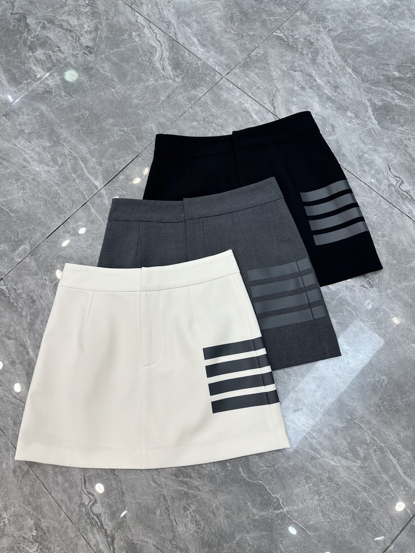 NO:319911,New spring and summer TB good-looking A-line skirt [Wow] [Wow] Slimming and fashionable classic style. Genuine TB printed skirt. The style is really unique. A super rare short skirt is so beautiful. [Yeah] Ten wins and ten make-ups. White, gray, black SMLXL, skirts, alexander wang19860909春夏新款TB好看A字半裙[哇][哇]显瘦洋气经典版型 正版TB印花小半裙 版型真是一绝,超级稀罕的一款小短裙太好看啦[耶] 十拿十补大爆款 白色灰色黑色SMLXL,,skirts,alexander wang,Women's clothing