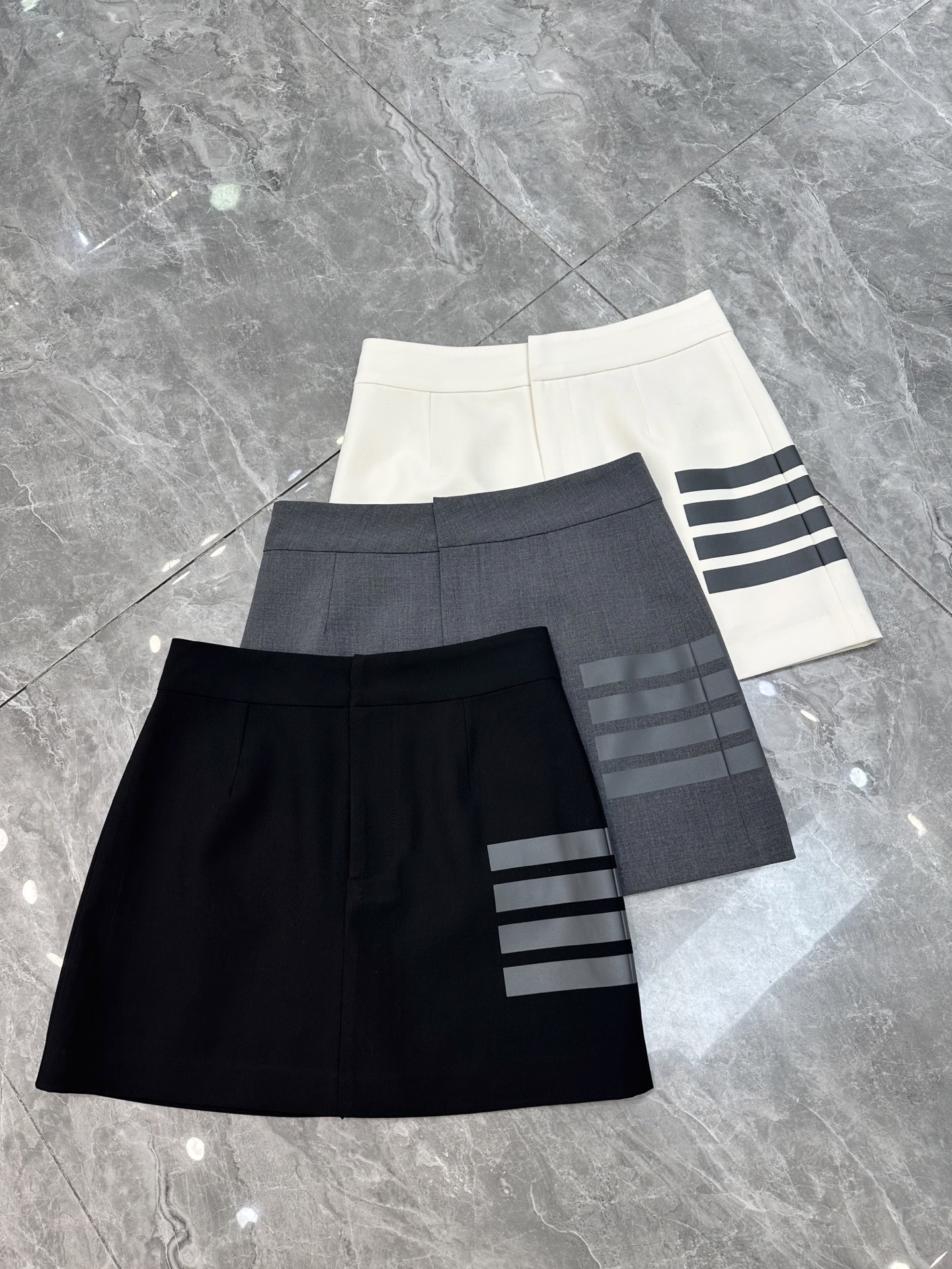 NO:319919,New spring and summer TB good-looking A-line skirt [Wow] [Wow] Slimming and fashionable classic style. Genuine TB printed skirt. The style is really unique. A super rare short skirt is so beautiful. [Yeah] Ten wins and ten make-ups. White, gray, black SMLXL, skirts, alexander wang19860909春夏新款TB好看A字半裙[哇][哇]显瘦洋气经典版型 正版TB印花小半裙 版型真是一绝,超级稀罕的一款小短裙太好看啦[耶] 十拿十补大爆款 白色灰色黑色SMLXL,,skirts,alexander wang,Women's clothing