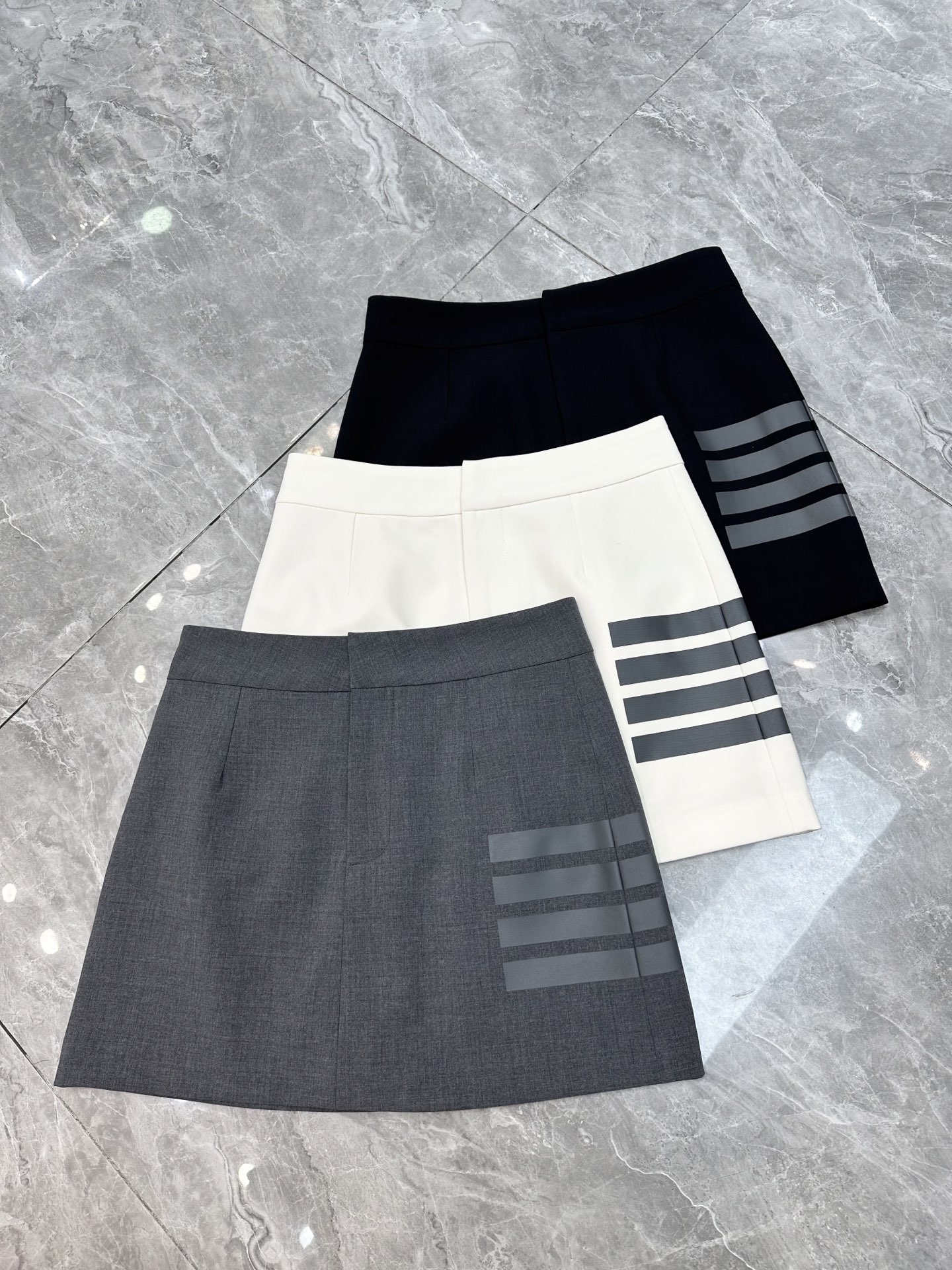 NO:319915,New spring and summer TB good-looking A-line skirt [Wow] [Wow] Slimming and fashionable classic style. Genuine TB printed skirt. The style is really unique. A super rare short skirt is so beautiful. [Yeah] Ten wins and ten make-ups. White, gray, black SMLXL, skirts, alexander wang19860909春夏新款TB好看A字半裙[哇][哇]显瘦洋气经典版型 正版TB印花小半裙 版型真是一绝,超级稀罕的一款小短裙太好看啦[耶] 十拿十补大爆款 白色灰色黑色SMLXL,,skirts,alexander wang,Women's clothing