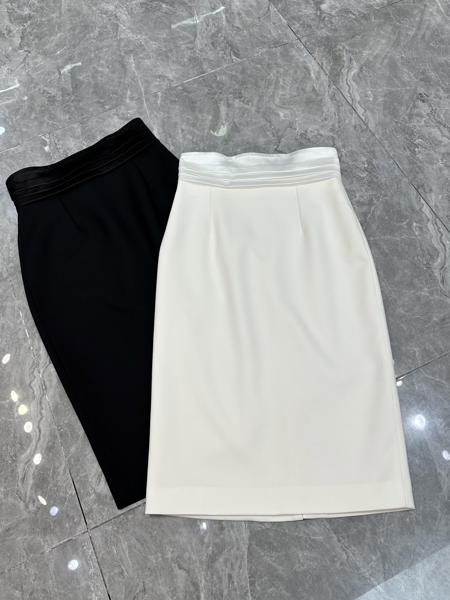 NO:319026,New spring and summer skirt style with new commuter waist design mid-length skirt. The waist splicing design covers the flesh to make you look slim and good figure. Classic pencil skirt style. Must-have outfits for office workers. Off-white black. SMLXL,, skirts, alexander wang.19860909春夏新款包裙款上新通勤收腰设计中长款包裙 腰间拼接设计遮肉显瘦显好身材 经典铅笔裙裙型 上班族必备穿搭单品 米白色 黑色 SMLXL,,skirts,alexander wang,Women's clothing