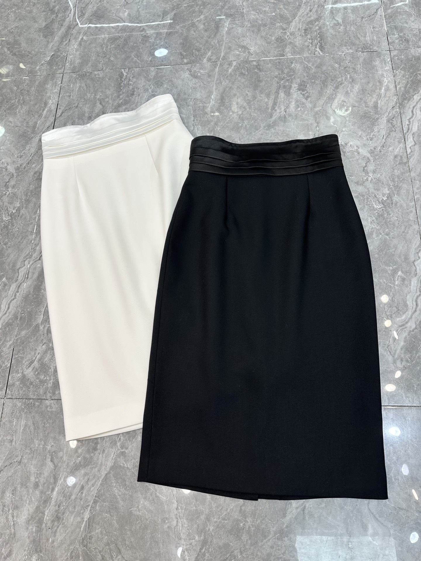 NO:319022,New spring and summer skirt style with new commuter waist design mid-length skirt. The waist splicing design covers the flesh to make you look slim and good figure. Classic pencil skirt style. Must-have outfits for office workers. Off-white black. SMLXL,, skirts, alexander wang.19860909春夏新款包裙款上新通勤收腰设计中长款包裙 腰间拼接设计遮肉显瘦显好身材 经典铅笔裙裙型 上班族必备穿搭单品 米白色 黑色 SMLXL,,skirts,alexander wang,Women's clothing