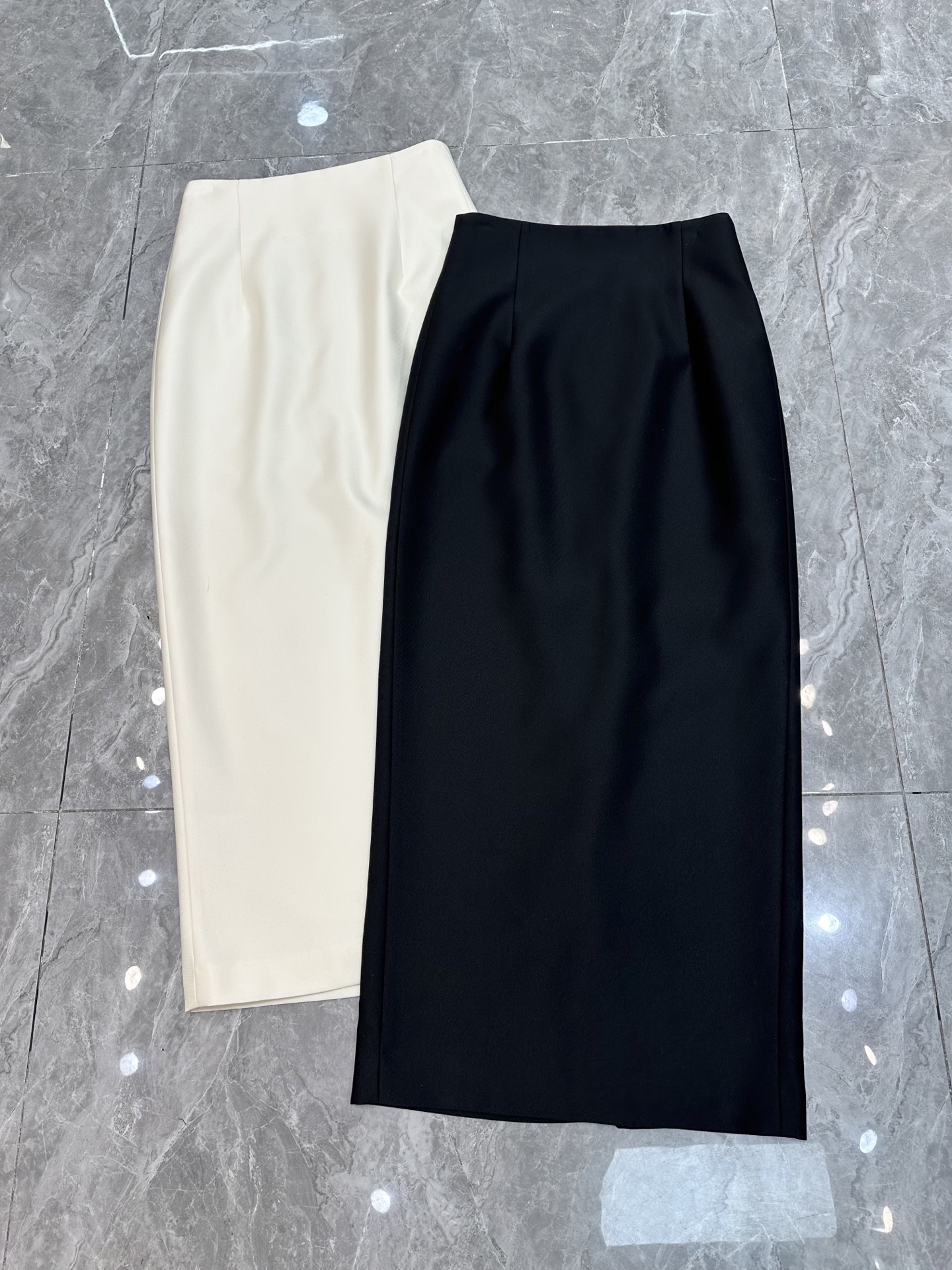 NO:319014,New spring and summer long slit skirt is coming [hair][hair] Queen-style high-waist design waist bag skirt Hermes in the skirt The upper body is invincible and elongated. The line feels unmatched. The skirt is crowned with silk wool fabric. Good gloss. Running volume style. Off-white. Black. SMLXL,,hermes, skirts,alexander wang.19860909春夏新款长款开衩包裙来袭[發][發] 女王式高腰设计款收腰包裙 包裙中的爱马仕 上身无敌拉长比列 线条感无人能及 包裙销冠 丝毛面料 光泽感好 跑量款 米白色 黑色 SMLXL,,hermes,skirts,alexander wang,Women's clothing