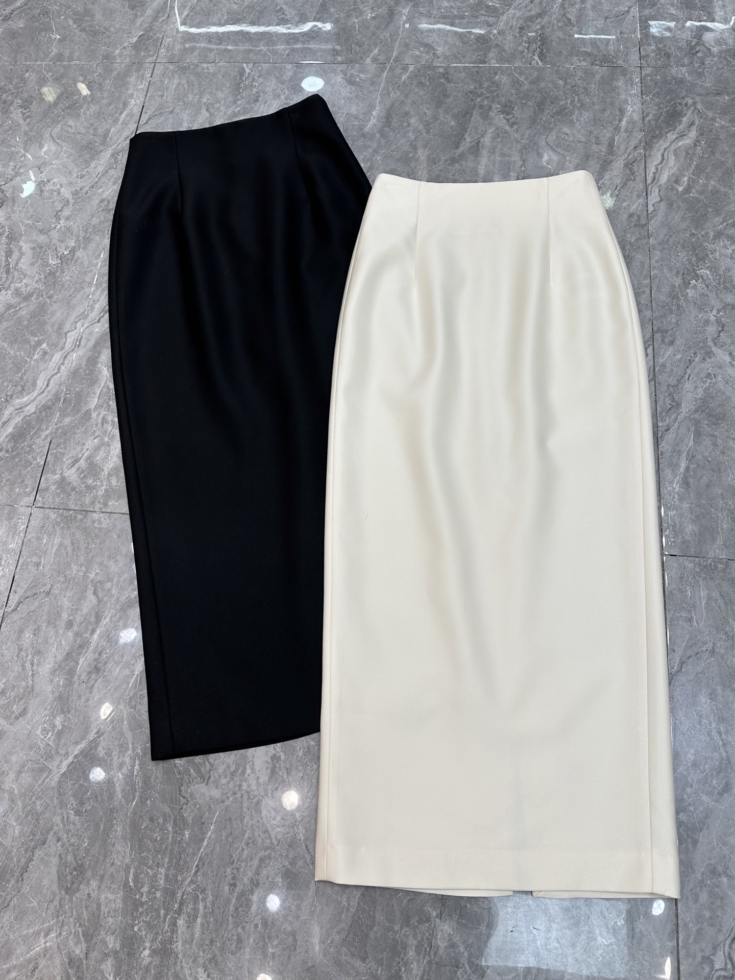 NO:319018,New spring and summer long slit skirt is coming [hair][hair] Queen-style high-waist design waist bag skirt Hermes in the skirt The upper body is invincible and elongated. The line feels unmatched. The skirt is crowned with silk wool fabric. Good gloss. Running volume style. Off-white. Black. SMLXL,,hermes, skirts,alexander wang.19860909春夏新款长款开衩包裙来袭[發][發] 女王式高腰设计款收腰包裙 包裙中的爱马仕 上身无敌拉长比列 线条感无人能及 包裙销冠 丝毛面料 光泽感好 跑量款 米白色 黑色 SMLXL,,hermes,skirts,alexander wang,Women's clothing