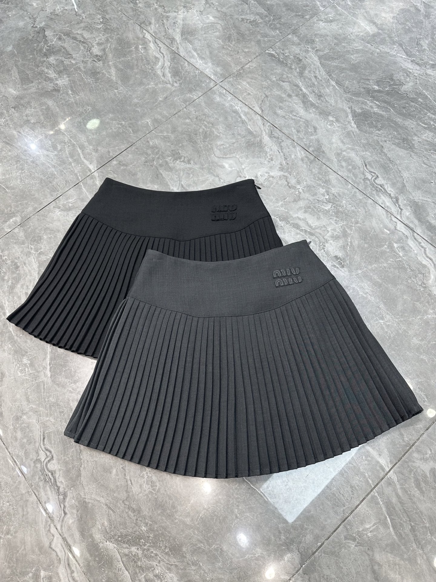 NO:319047,New spring and summer Miu girls pleated skirts are new, wide waist design makes you look slim, classic letter embroidery, pleated exquisite little lady, versatile small skirt, gray, black SMLXL,,miumiu, skirts, alexander wang19860909春夏新款Miu女孩百褶裙上新 宽腰设计显瘦 经典字母刺绣 系褶精致小淑女 百搭小半裙 灰色 黑色SMLXL,,miumiu,skirts,alexander wang,Women's clothing
