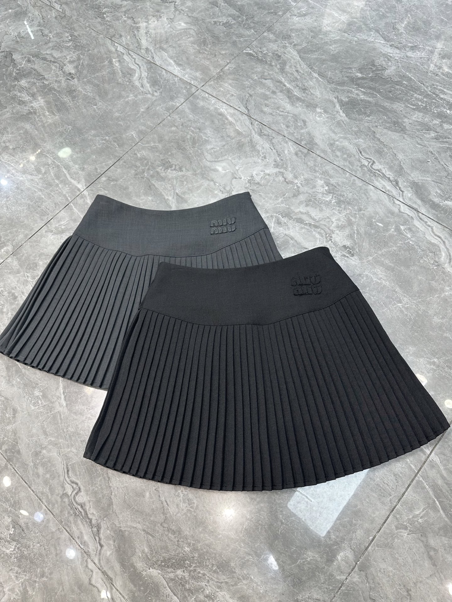 NO:319041,New spring and summer Miu girls pleated skirts are new, wide waist design makes you look slim, classic letter embroidery, pleated exquisite little lady, versatile small skirt, gray, black SMLXL,,miumiu, skirts, alexander wang19860909春夏新款Miu女孩百褶裙上新 宽腰设计显瘦 经典字母刺绣 系褶精致小淑女 百搭小半裙 灰色 黑色SMLXL,,miumiu,skirts,alexander wang,Women's clothing