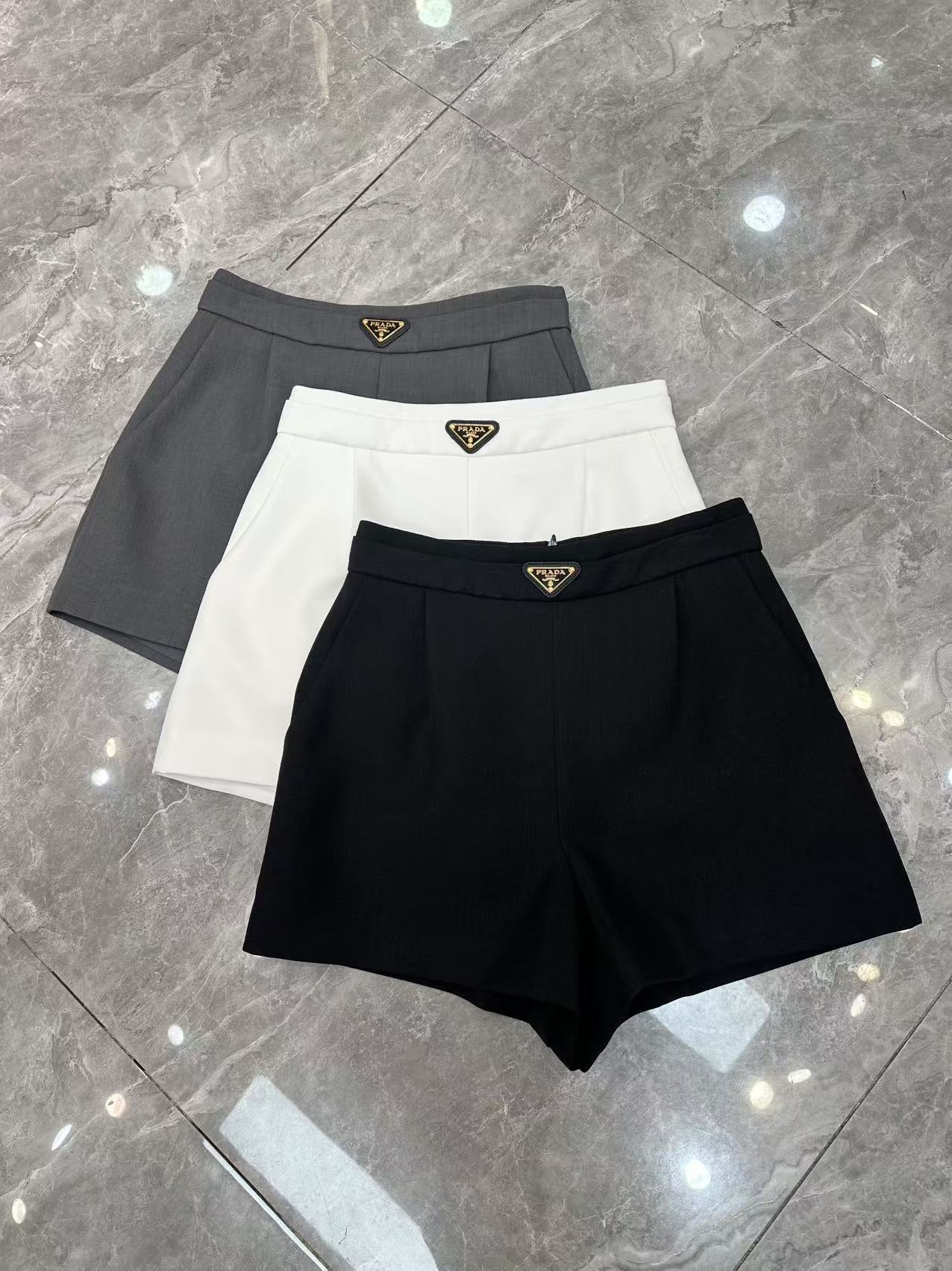 NO:319929,Spring and summer Pra*da latest shorts are available [Sun][Sun] Super good looking classic letter triangle shorts, high waist versatile and super design sense, suit anti-wrinkle comfortable fabric, essential for human hands, white, gray, black SMLXL,,prada, shorts, business suit,alexander wang19860909春夏Pra*da最新款短裤上新[太阳][太阳]超级好看经典字母三角标短裤 高腰百搭超有设计感 西装抗皱舒适面料 人手必备款 白色灰色黑色 SMLXL,,prada,shorts,business suit,alexander wang,Women's clothing