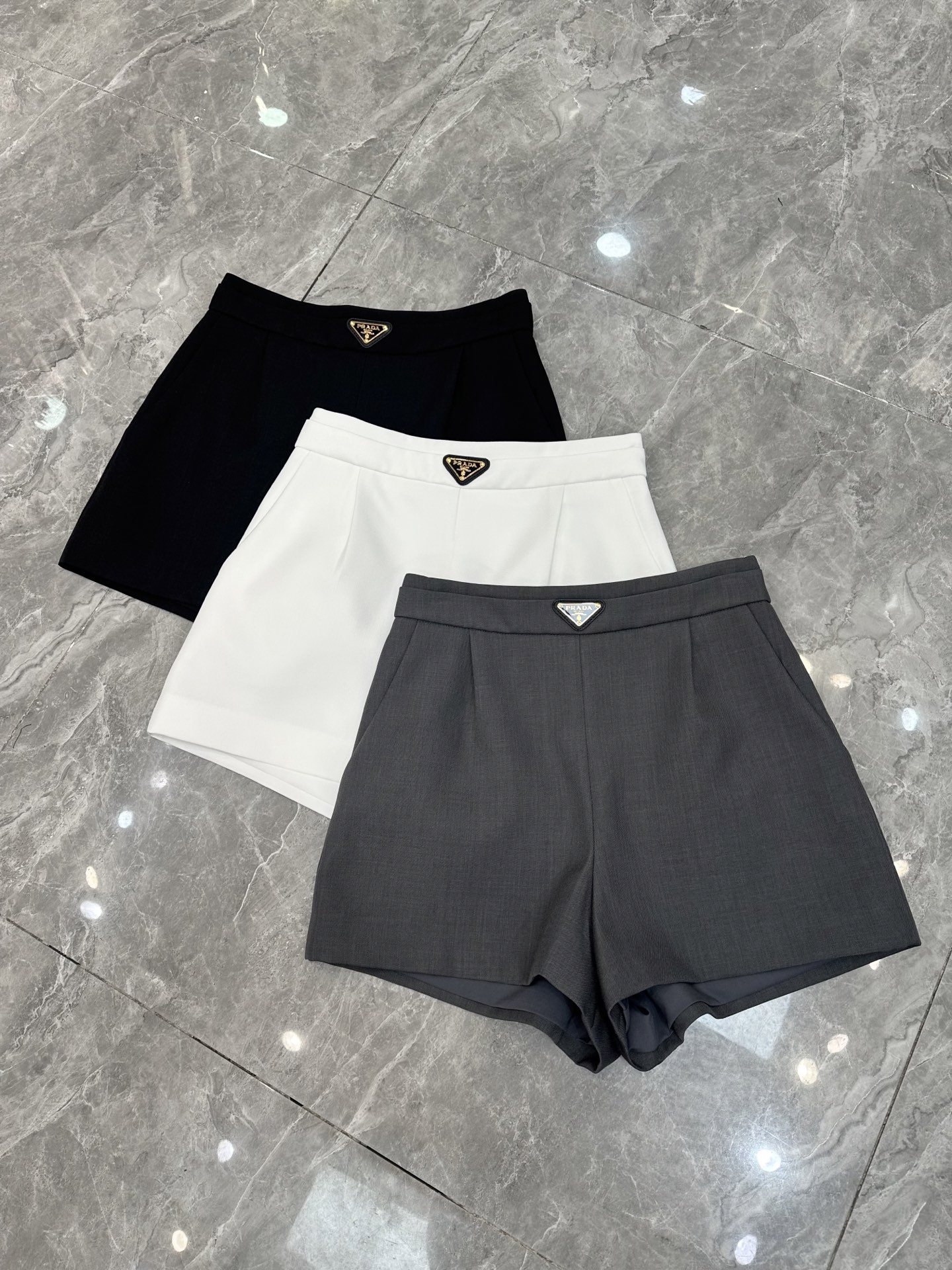 NO:319923,Spring and summer Pra*da latest shorts are available [Sun][Sun] Super good looking classic letter triangle shorts, high waist versatile and super design sense, suit anti-wrinkle comfortable fabric, essential for human hands, white, gray, black SMLXL,,prada, shorts, business suit,alexander wang19860909春夏Pra*da最新款短裤上新[太阳][太阳]超级好看经典字母三角标短裤 高腰百搭超有设计感 西装抗皱舒适面料 人手必备款 白色灰色黑色 SMLXL,,prada,shorts,business suit,alexander wang,Women's clothing