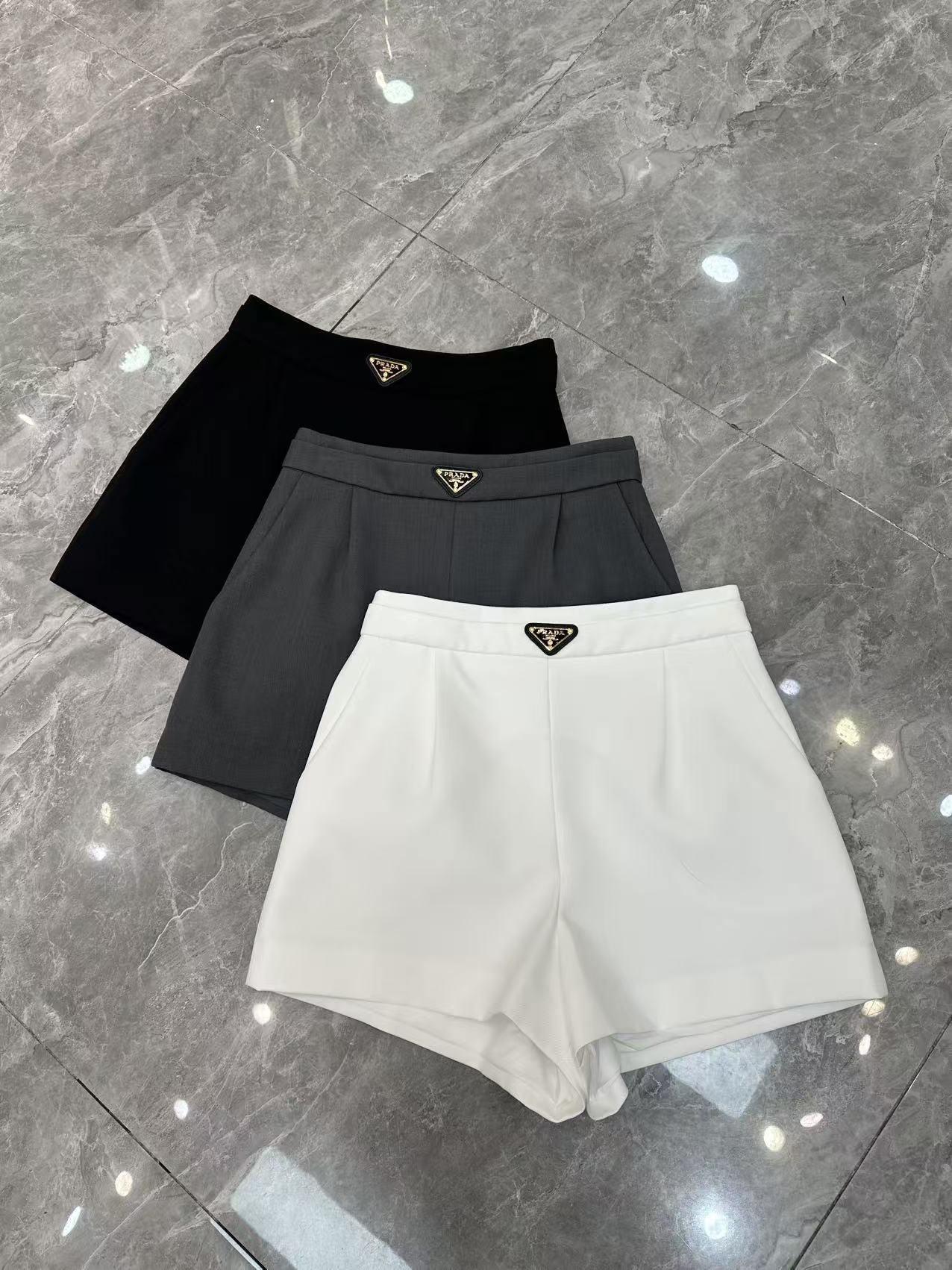 NO:319917,Spring and summer Pra*da latest shorts are available [Sun][Sun] Super good looking classic letter triangle shorts, high waist versatile and super design sense, suit anti-wrinkle comfortable fabric, essential for human hands, white, gray, black SMLXL,,prada, shorts, business suit,alexander wang19860909春夏Pra*da最新款短裤上新[太阳][太阳]超级好看经典字母三角标短裤 高腰百搭超有设计感 西装抗皱舒适面料 人手必备款 白色灰色黑色 SMLXL,,prada,shorts,business suit,alexander wang,Women's clothing