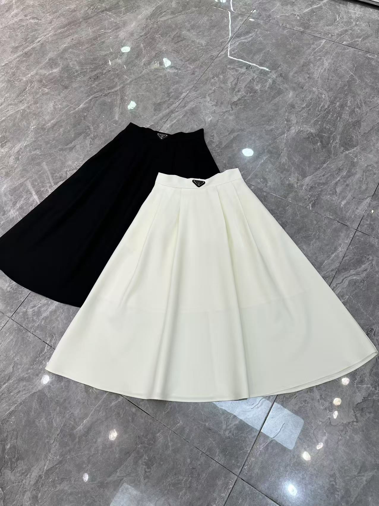 NO:319939,New spring and summer Pra*da French mid-length skirt is available for new [Hand][Hand] All-match classic style, a mid-length French skirt is very friendly to the figure. Every girl should have this fashionable French skirt [Hua][Hua] White Black SMLXL,,prada,skirts,alexander wang19860909春夏新款Pra*da法式中长裙上新[發][發] 百搭经典款 对身材很友好的一款中长法式半裙 每个女生都应该拥有这款这么洋气的法式裙[色][色] 白色 黑色 SMLXL,,prada,skirts,alexander wang,Women's clothing