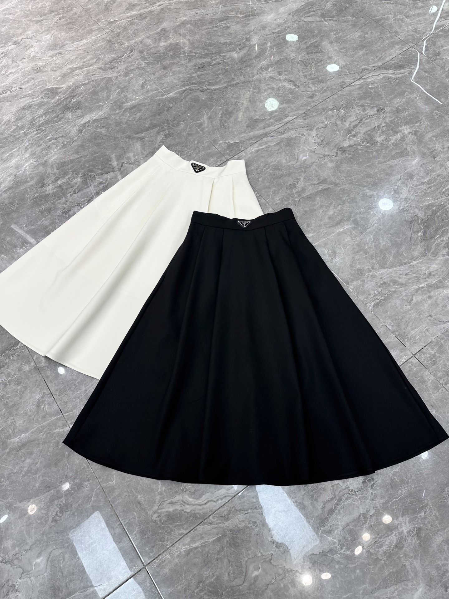 NO:319934,New spring and summer Pra*da French mid-length skirt is available for new [Hand][Hand] All-match classic style, a mid-length French skirt is very friendly to the figure. Every girl should have this fashionable French skirt [Hua][Hua] White Black SMLXL,,prada,skirts,alexander wang19860909春夏新款Pra*da法式中长裙上新[發][發] 百搭经典款 对身材很友好的一款中长法式半裙 每个女生都应该拥有这款这么洋气的法式裙[色][色] 白色 黑色 SMLXL,,prada,skirts,alexander wang,Women's clothing