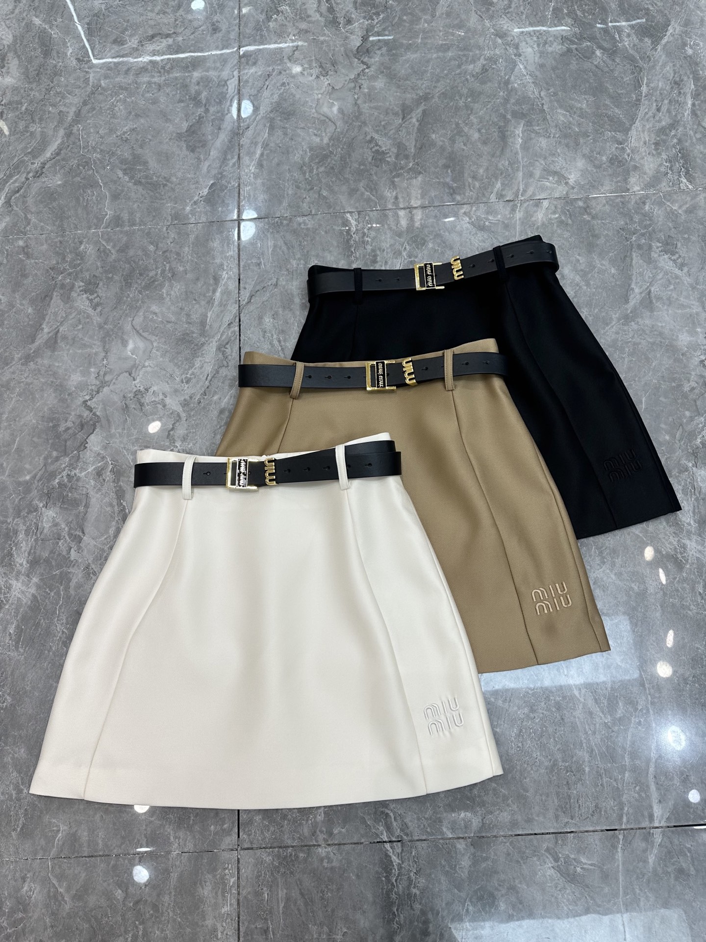 NO:319011,New Miu family skirt with new spring and summer [Sun] [Sun] silk-wool fabric embroidered skirt with new Miu family belt Design A-line skirt Sweet and fresh Must-have items on the street Khaki White Black SMLXL,,miumiu,skirts,alexander wang19860909春夏新款Miu家半裙上新[太阳][太阳] 丝毛面料刺绣短裙 配Miu家新款腰带 设计款A字半身裙 甜美清新 出街必备单品 卡其色 白色 黑色 SMLXL,,miumiu,skirts,alexander wang,Women's clothing