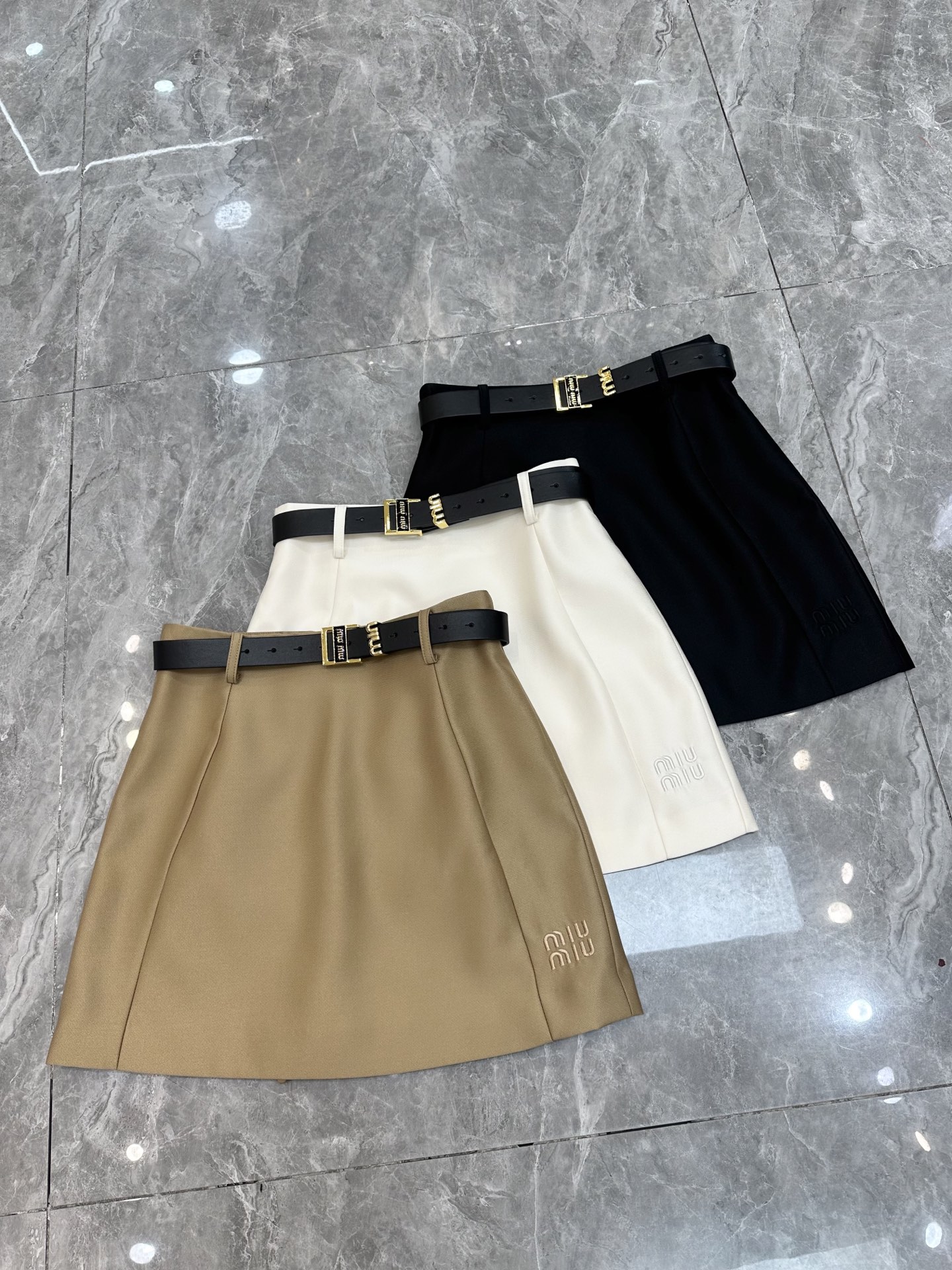 NO:319005,New Miu family skirt with new spring and summer [Sun] [Sun] silk-wool fabric embroidered skirt with new Miu family belt Design A-line skirt Sweet and fresh Must-have items on the street Khaki White Black SMLXL,,miumiu,skirts,alexander wang19860909春夏新款Miu家半裙上新[太阳][太阳] 丝毛面料刺绣短裙 配Miu家新款腰带 设计款A字半身裙 甜美清新 出街必备单品 卡其色 白色 黑色 SMLXL,,miumiu,skirts,alexander wang,Women's clothing