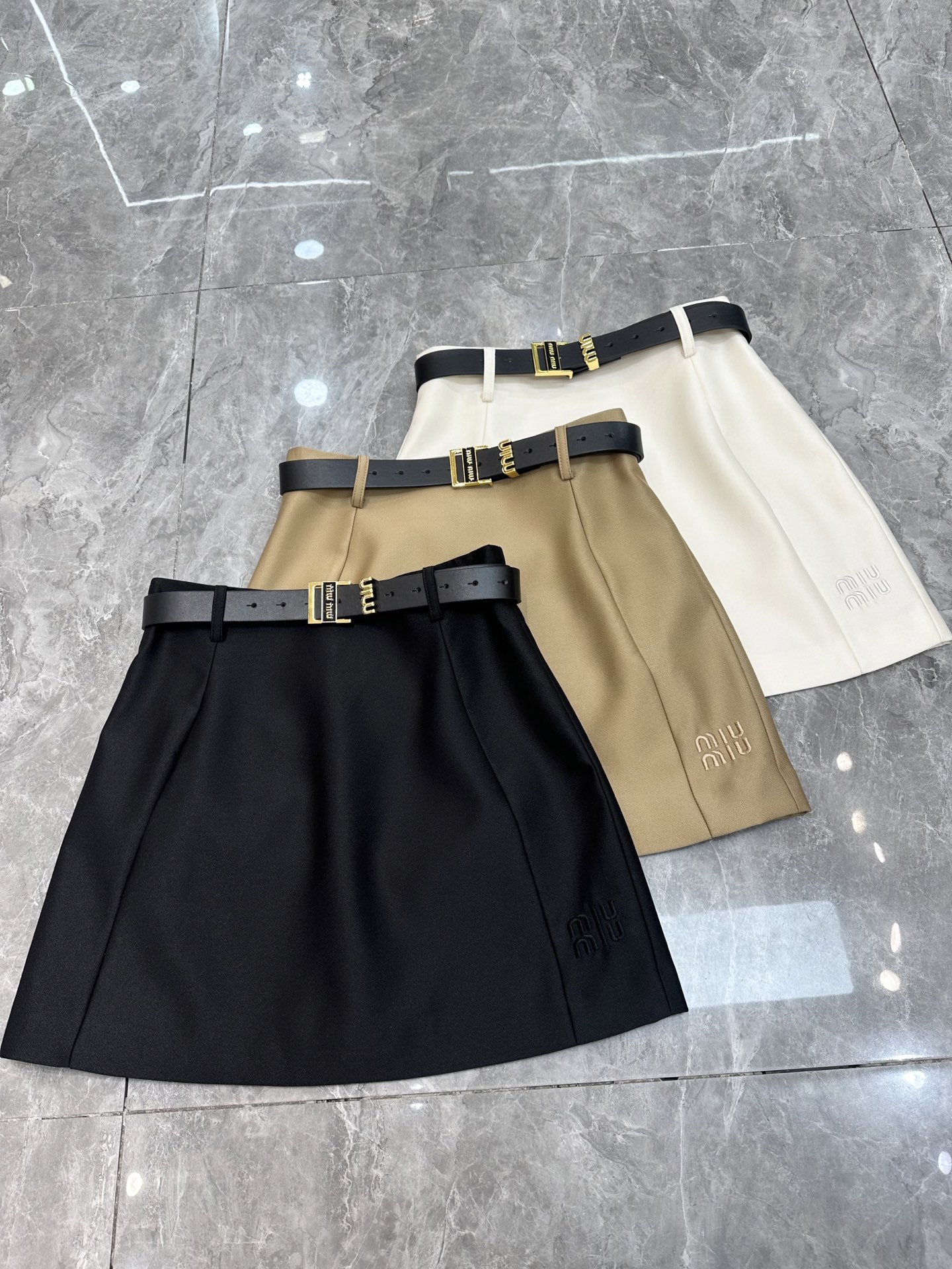 NO:318999,New Miu family skirt with new spring and summer [Sun] [Sun] silk-wool fabric embroidered skirt with new Miu family belt Design A-line skirt Sweet and fresh Must-have items on the street Khaki White Black SMLXL,,miumiu,skirts,alexander wang19860909春夏新款Miu家半裙上新[太阳][太阳] 丝毛面料刺绣短裙 配Miu家新款腰带 设计款A字半身裙 甜美清新 出街必备单品 卡其色 白色 黑色 SMLXL,,miumiu,skirts,alexander wang,Women's clothing