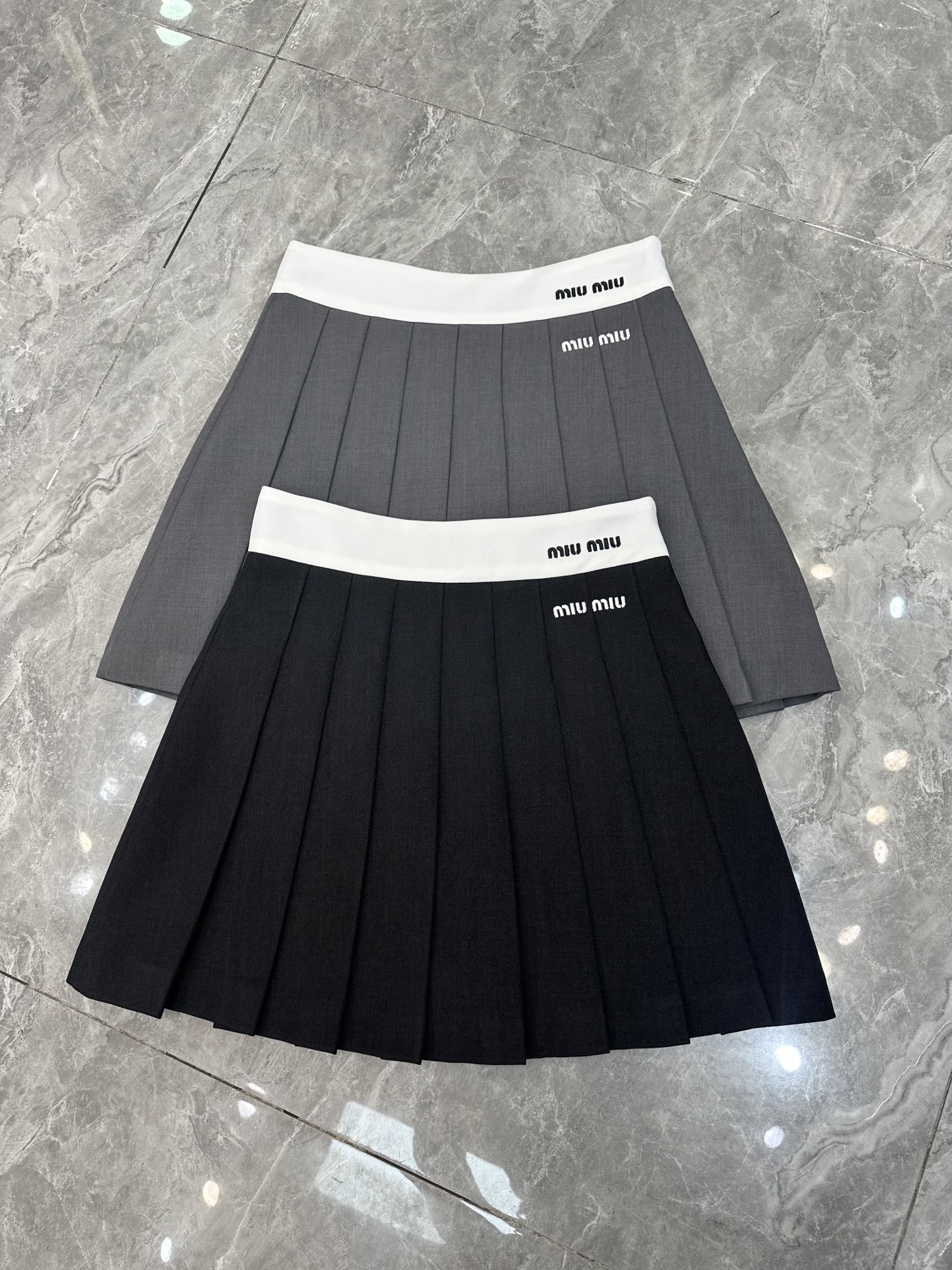 NO:318990,The new Miu-style pleated skirt in spring and summer is coming [Sun] [Sun] Color-blocking embroidery classic pleated skirt to cover flesh to make you look thin. Playful and cute age-reducing artifact. Must-have items for human hands. Recommended hot products [Color] [Sun] Black and gray SMLXL,,miumiu, skirts,alexander wang19860909春夏新款Miu系百褶裙来袭[太阳][太阳] 拼色刺绣经典遮肉显瘦百褶裙 俏皮可爱减龄神器 人手必备单品 爆款推荐[色][太阳] 黑色灰色 SMLXL,,miumiu,skirts,alexander wang,Women's clothing