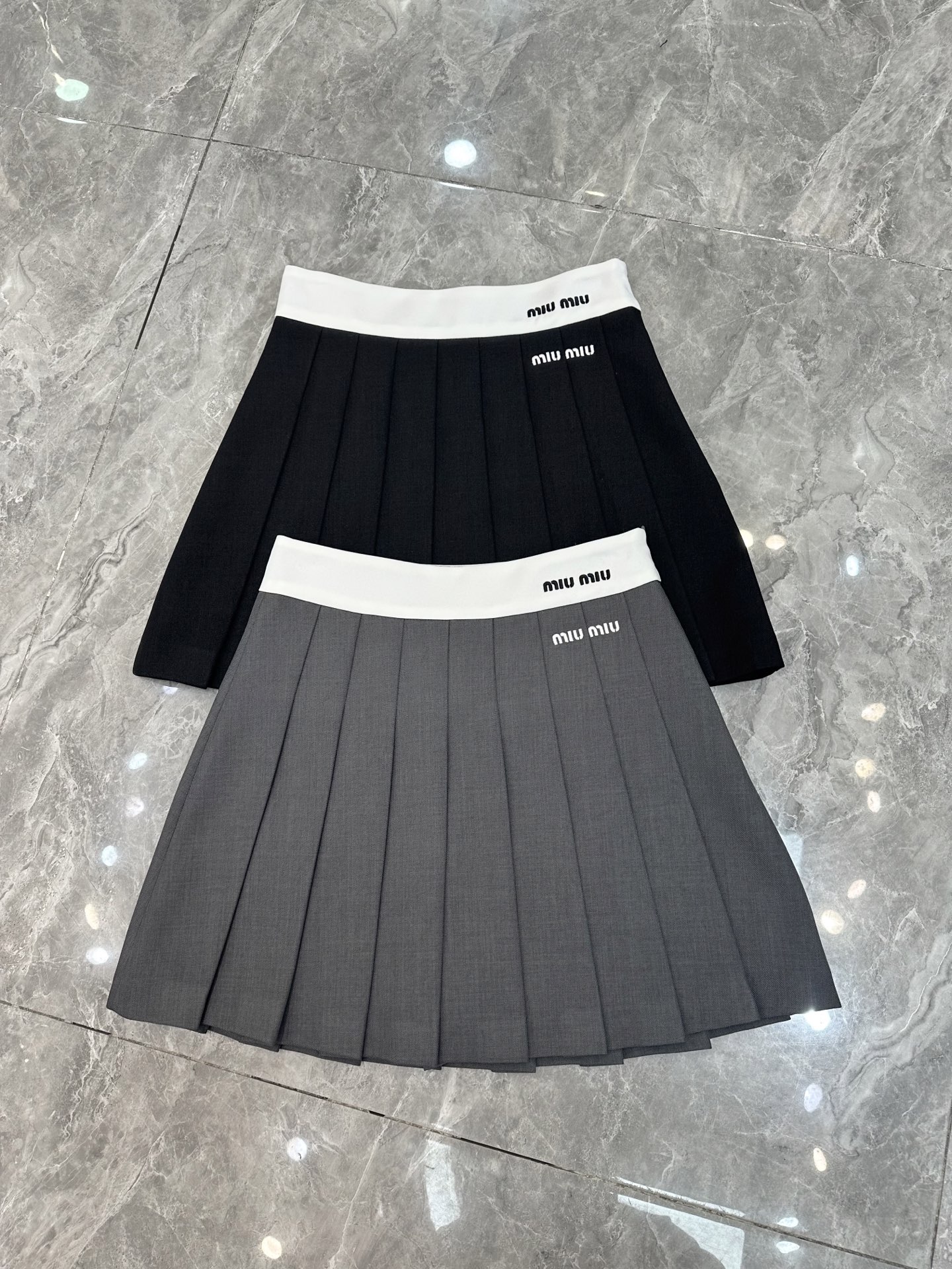 NO:318993,The new Miu-style pleated skirt in spring and summer is coming [Sun] [Sun] Color-blocking embroidery classic pleated skirt to cover flesh to make you look thin. Playful and cute age-reducing artifact. Must-have items for human hands. Recommended hot products [Color] [Sun] Black and gray SMLXL,,miumiu, skirts,alexander wang19860909春夏新款Miu系百褶裙来袭[太阳][太阳] 拼色刺绣经典遮肉显瘦百褶裙 俏皮可爱减龄神器 人手必备单品 爆款推荐[色][太阳] 黑色灰色 SMLXL,,miumiu,skirts,alexander wang,Women's clothing