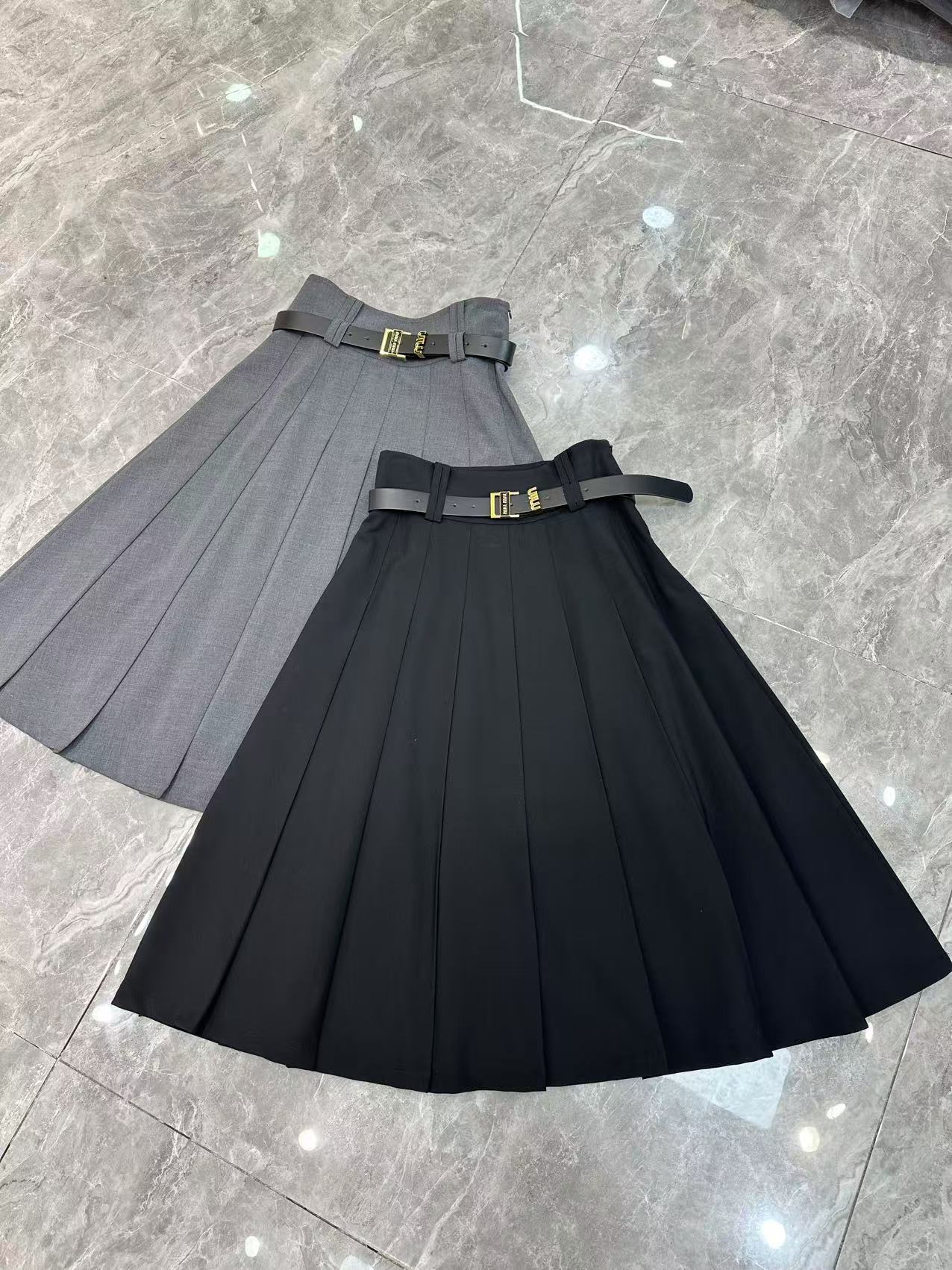 NO:319000,New mid-length pleated skirt in spring and summer [celebration] [celebration] Miu style Super heavyweight double-ear pleated skirt with many materials, good drooping feel[strong][strong] Slimming and elegant, fashionable and versatile, the highest rate of street appearance Black gray SMLXL,,miumiu, skirts,alexander wang19860909春夏新款中长款百褶裙上新[庆祝][庆祝]Miu系风 超重工双耳百褶裙 用料多垂感好[强][强] 显瘦大气 时尚百搭 出街率最高 黑色灰色SMLXL,,miumiu,skirts,alexander wang,Women's clothing