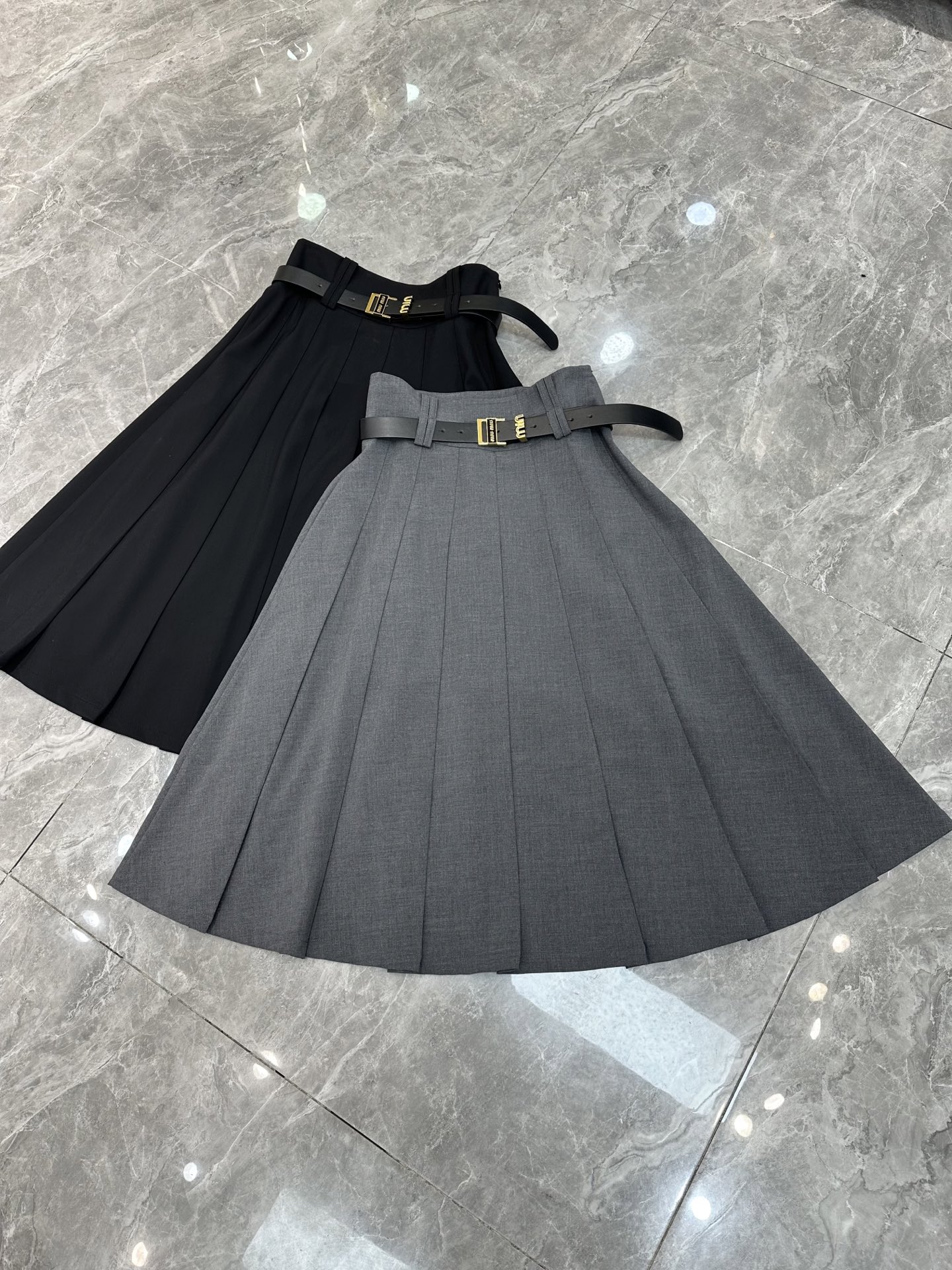 NO:318994,New mid-length pleated skirt in spring and summer [celebration] [celebration] Miu style Super heavyweight double-ear pleated skirt with many materials, good drooping feel[strong][strong] Slimming and elegant, fashionable and versatile, the highest rate of street appearance Black gray SMLXL,,miumiu, skirts,alexander wang19860909春夏新款中长款百褶裙上新[庆祝][庆祝]Miu系风 超重工双耳百褶裙 用料多垂感好[强][强] 显瘦大气 时尚百搭 出街率最高 黑色灰色SMLXL,,miumiu,skirts,alexander wang,Women's clothing