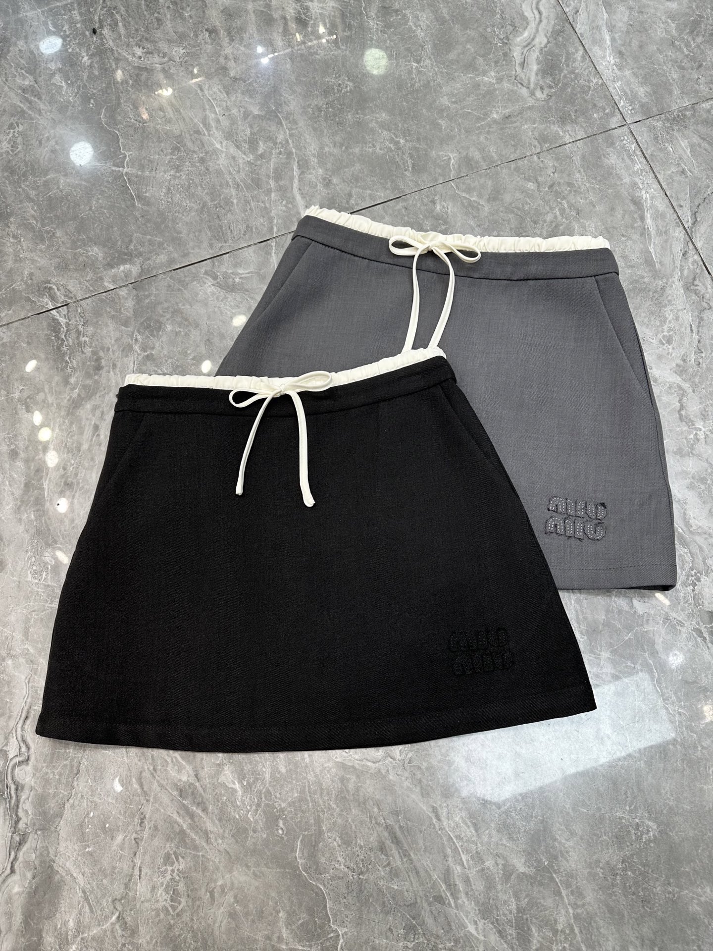 NO:319019,New Miu skirts in spring and summer are new [Fu][Fu] Latest popular elements White lace drawstring splicing on waist Classic Miu letter embroidery A-line short skirt Sweet and fashionable Very refreshing and versatile Gray black SMLXL,,miumiu,skirts,alexander wang19860909春夏新款Miu系半裙上新[福][福] 最新流行元素 腰间白色花边抽绳拼接 经典Miu字母刺绣 A字小短裙 甜美时尚 非常清爽百搭 灰色黑色 SMLXL,,miumiu,skirts,alexander wang,Women's clothing