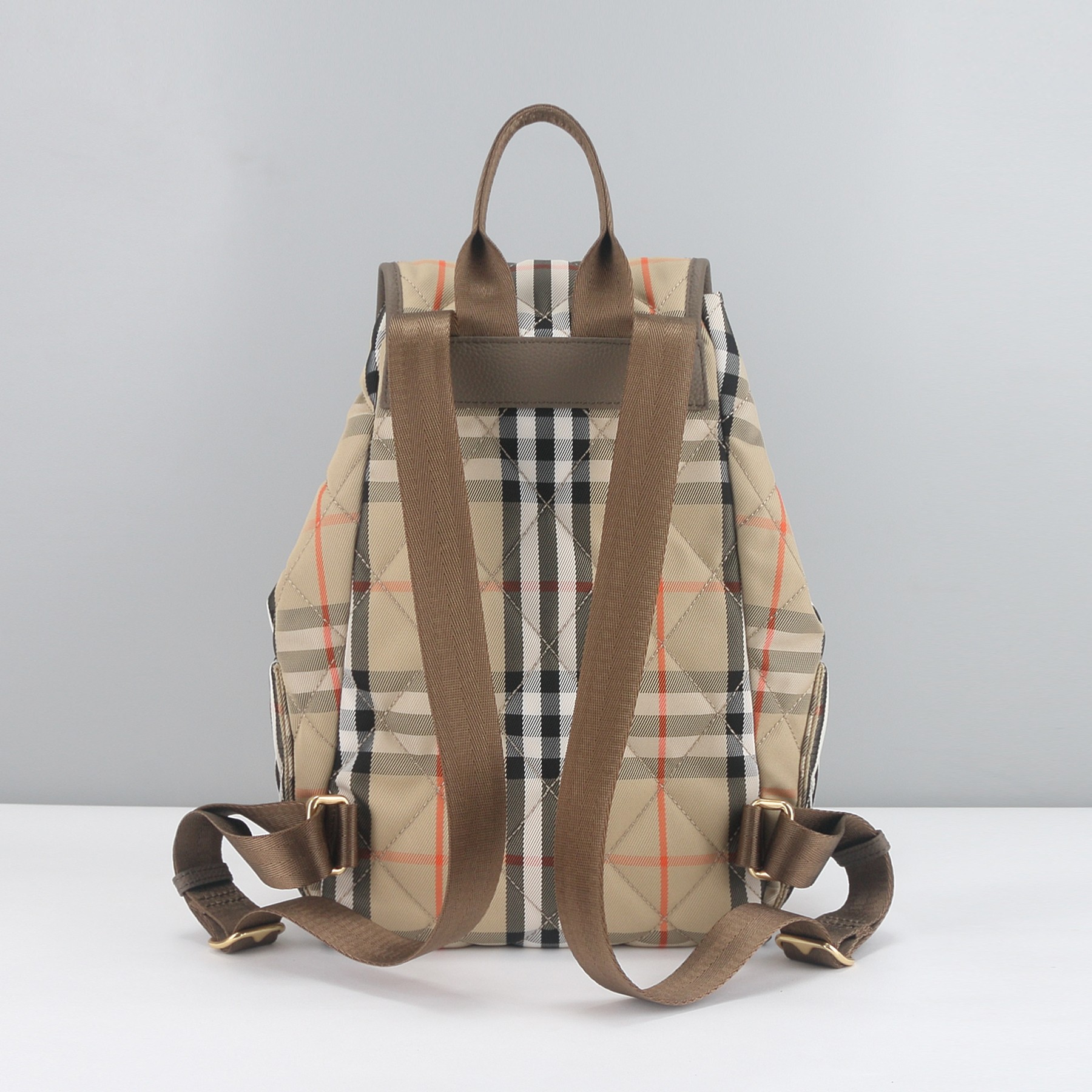 Burberry B家最新Horseshoe 双肩包 汲取英伦田园雅致灵感 选用绗缝尼龙面料打造