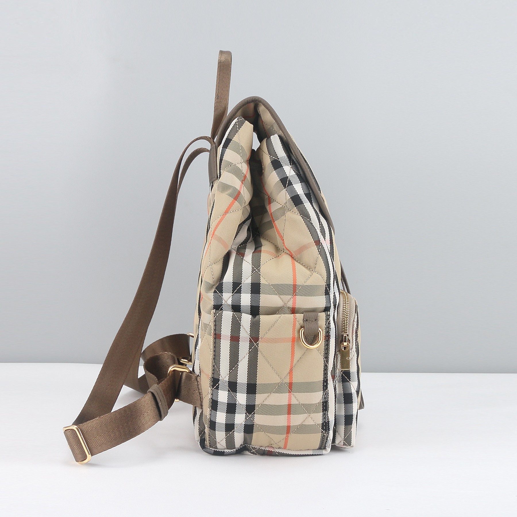 Burberry B家最新Horseshoe 双肩包 汲取英伦田园雅致灵感 选用绗缝尼龙面料打造