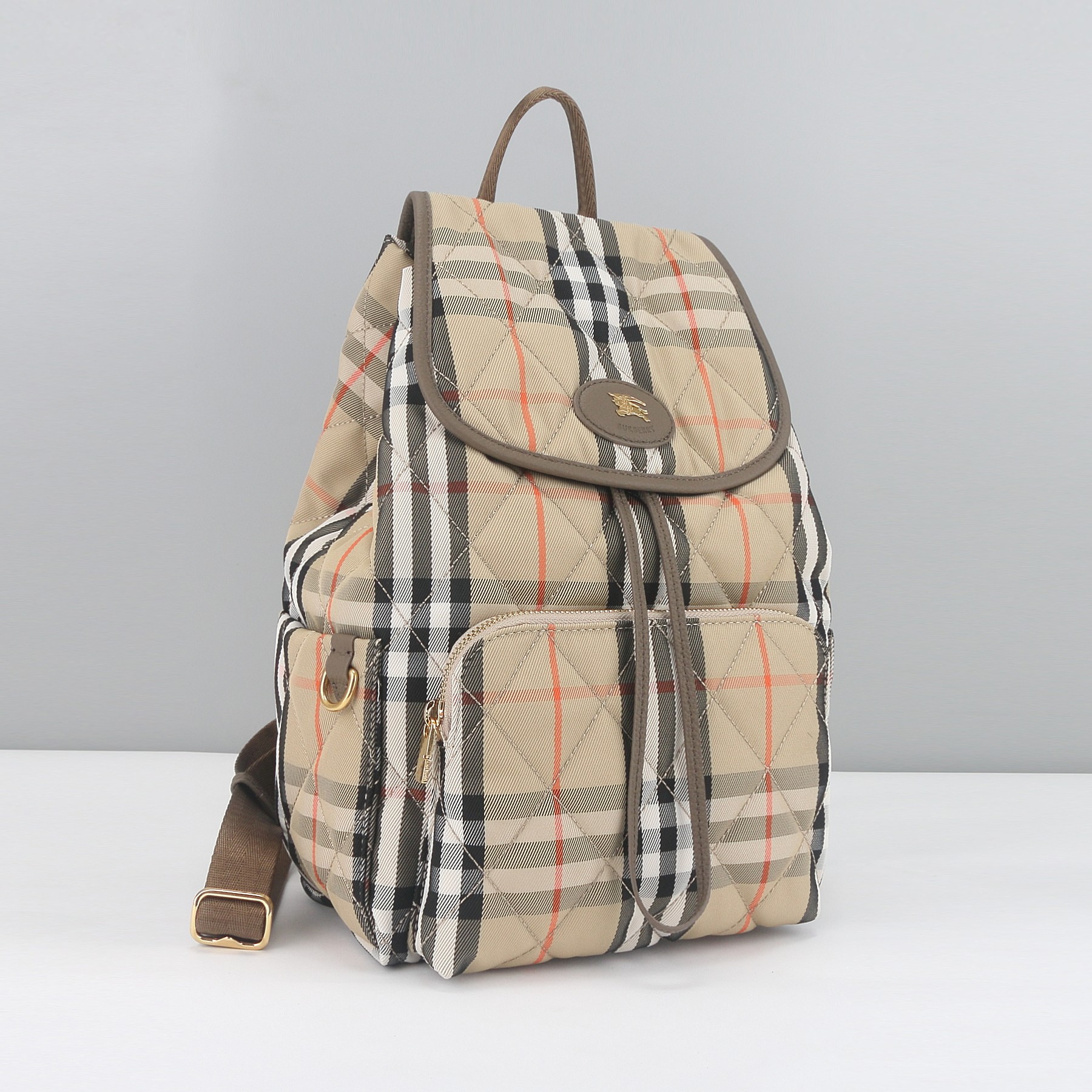 Burberry B家最新Horseshoe 双肩包 汲取英伦田园雅致灵感 选用绗缝尼龙面料打造