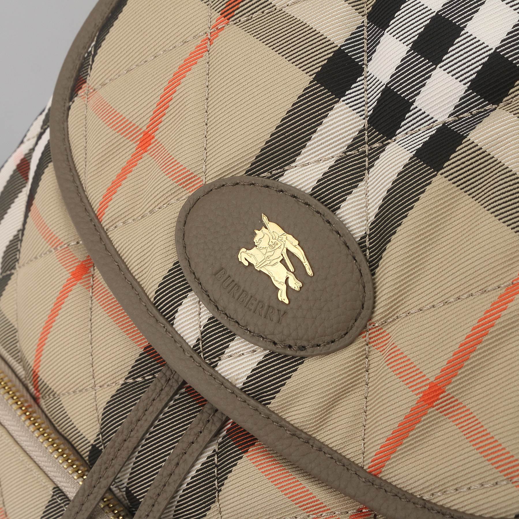 Burberry B家最新Horseshoe 双肩包 汲取英伦田园雅致灵感 选用绗缝尼龙面料打造