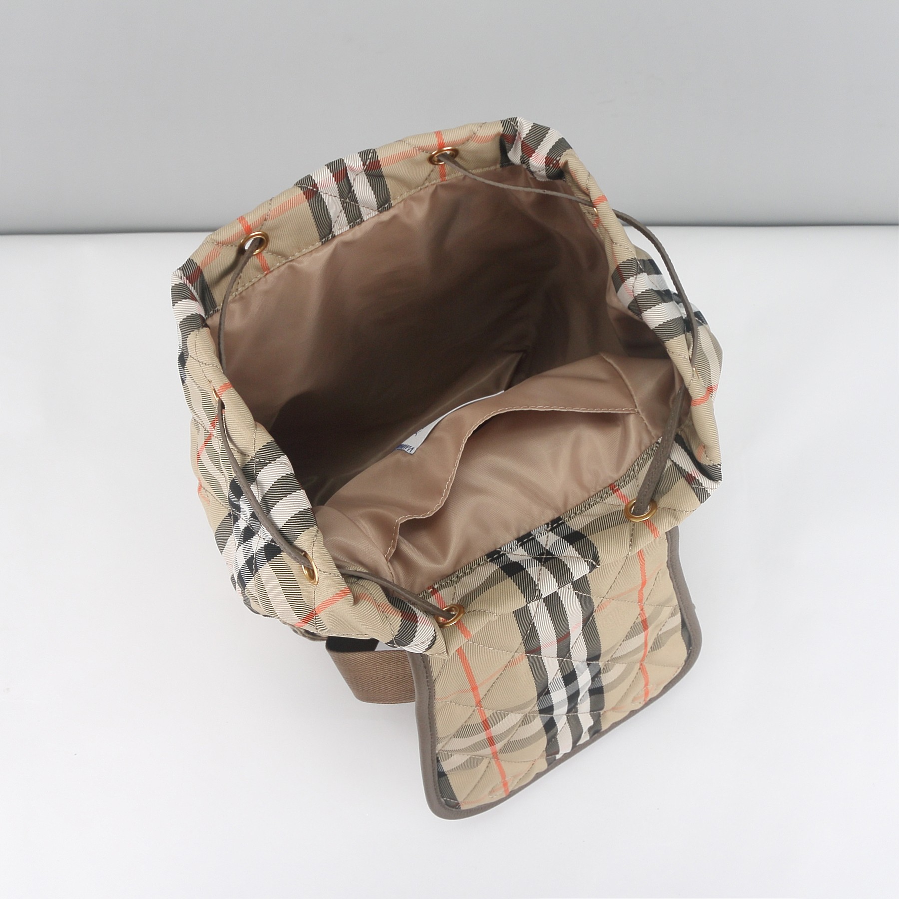 Burberry B家最新Horseshoe 双肩包 汲取英伦田园雅致灵感 选用绗缝尼龙面料打造
