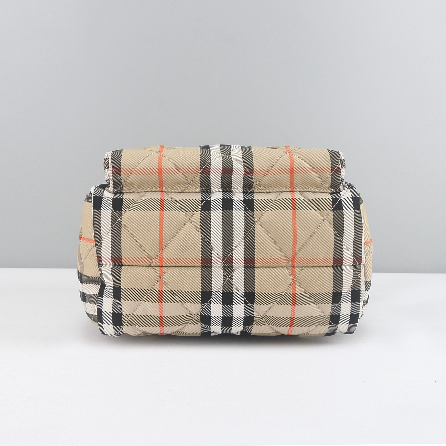 Burberry B家最新Horseshoe 双肩包 汲取英伦田园雅致灵感 选用绗缝尼龙面料打造