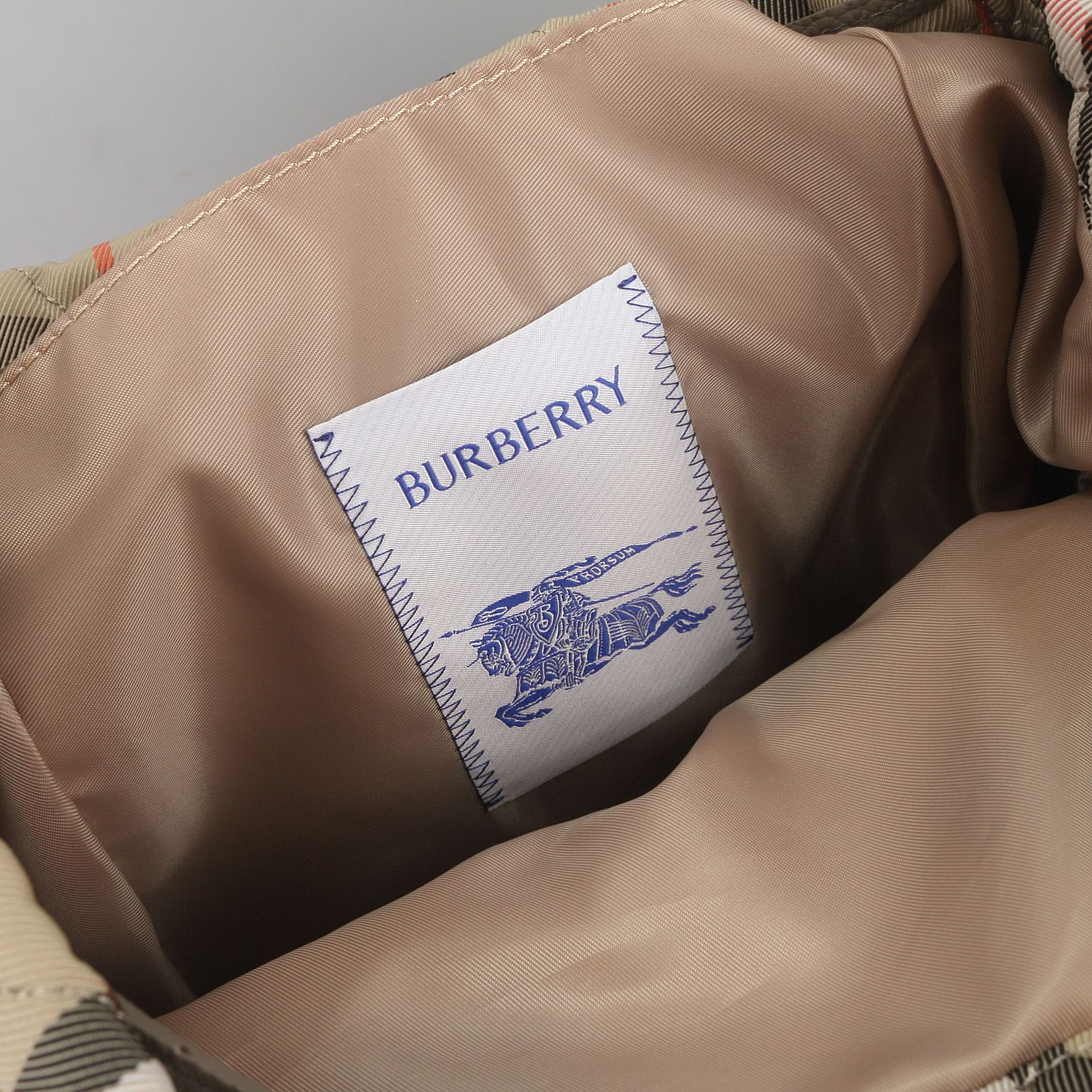 Burberry B家最新Horseshoe 双肩包 汲取英伦田园雅致灵感 选用绗缝尼龙面料打造