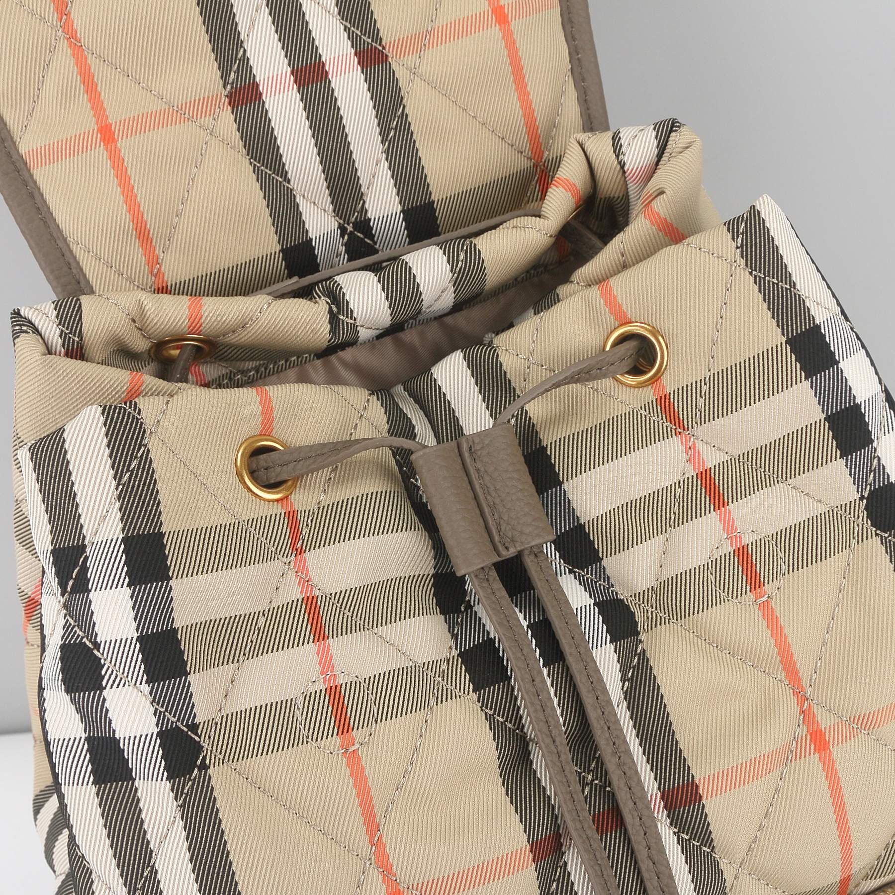 Burberry B家最新Horseshoe 双肩包 汲取英伦田园雅致灵感 选用绗缝尼龙面料打造