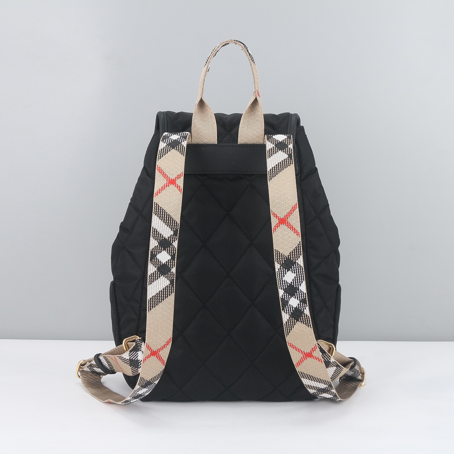 Burberry B家最新Horseshoe 双肩包 汲取英伦田园雅致灵感 选用绗缝尼龙面料打造